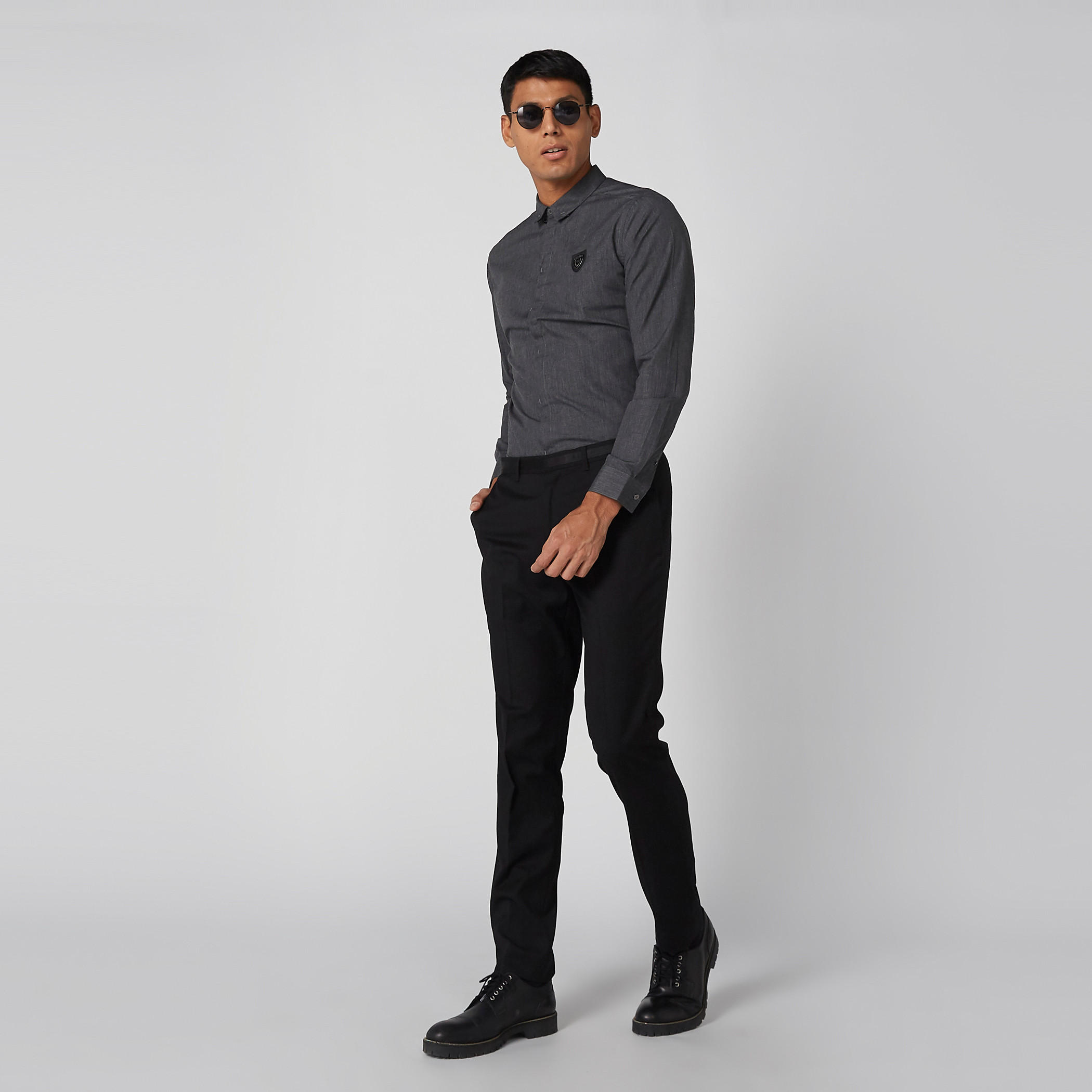 قميص بأكمام طويلة ووصلة أزرار مخفية وتزيينات من لوم-men-clothing-shirts-image-2