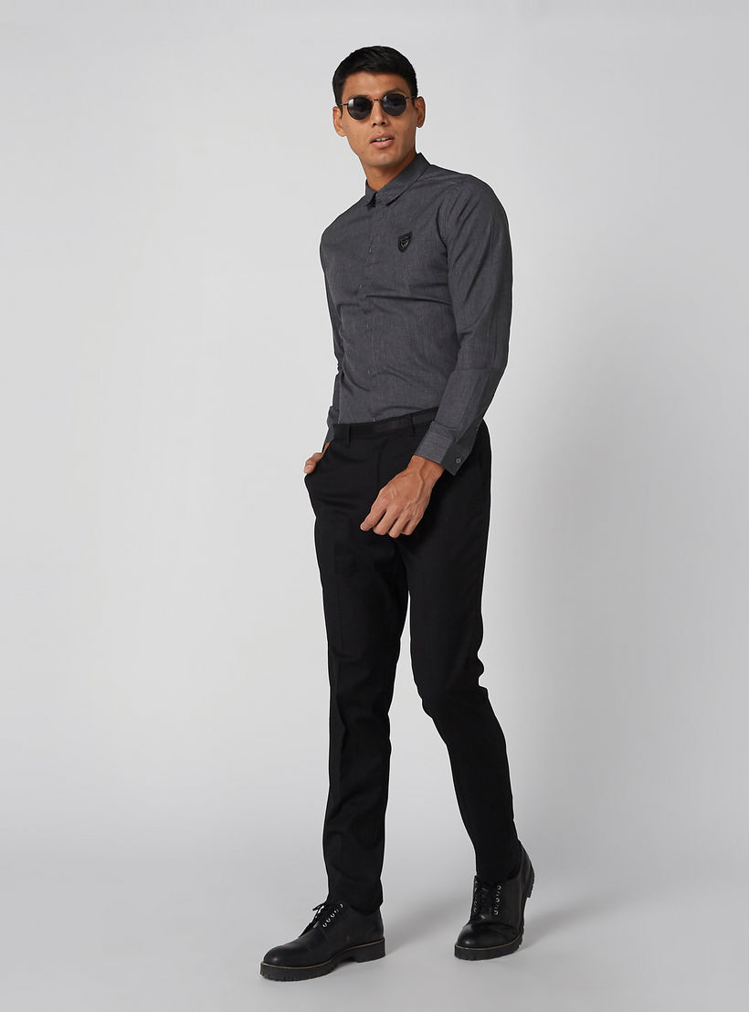 قميص بأكمام طويلة ووصلة أزرار مخفية وتزيينات من لوم-men-clothing-shirts-image-2
