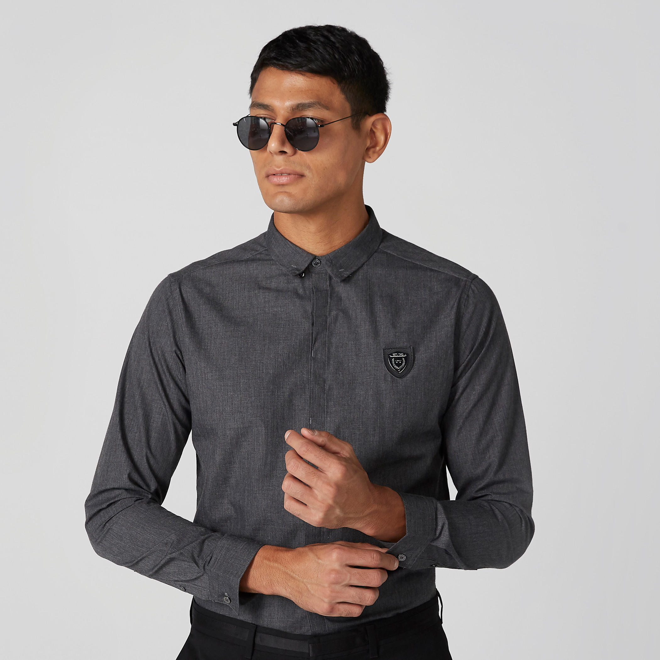 قميص بأكمام طويلة ووصلة أزرار مخفية وتزيينات من لوم-men-clothing-shirts-image-3