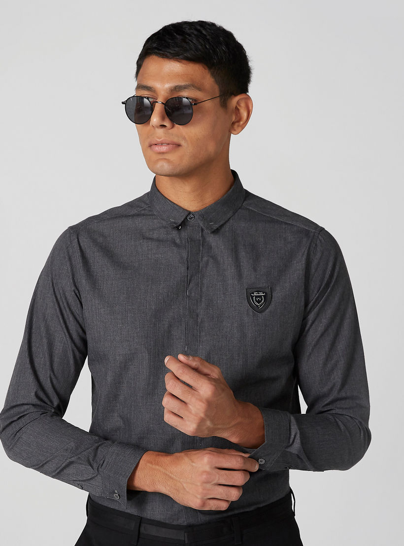 قميص بأكمام طويلة ووصلة أزرار مخفية وتزيينات من لوم-men-clothing-shirts-image-3