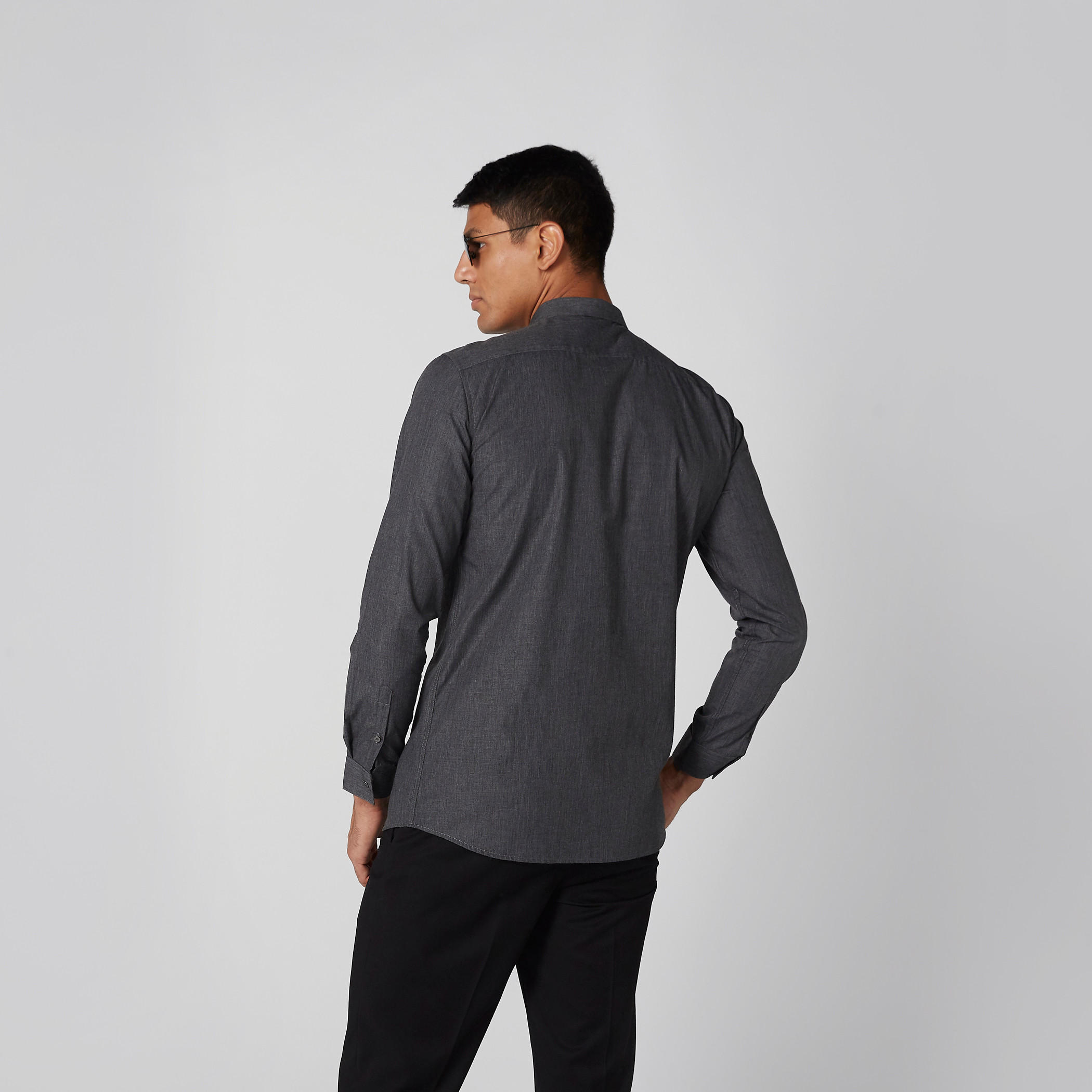 قميص بأكمام طويلة ووصلة أزرار مخفية وتزيينات من لوم-men-clothing-shirts-image-4