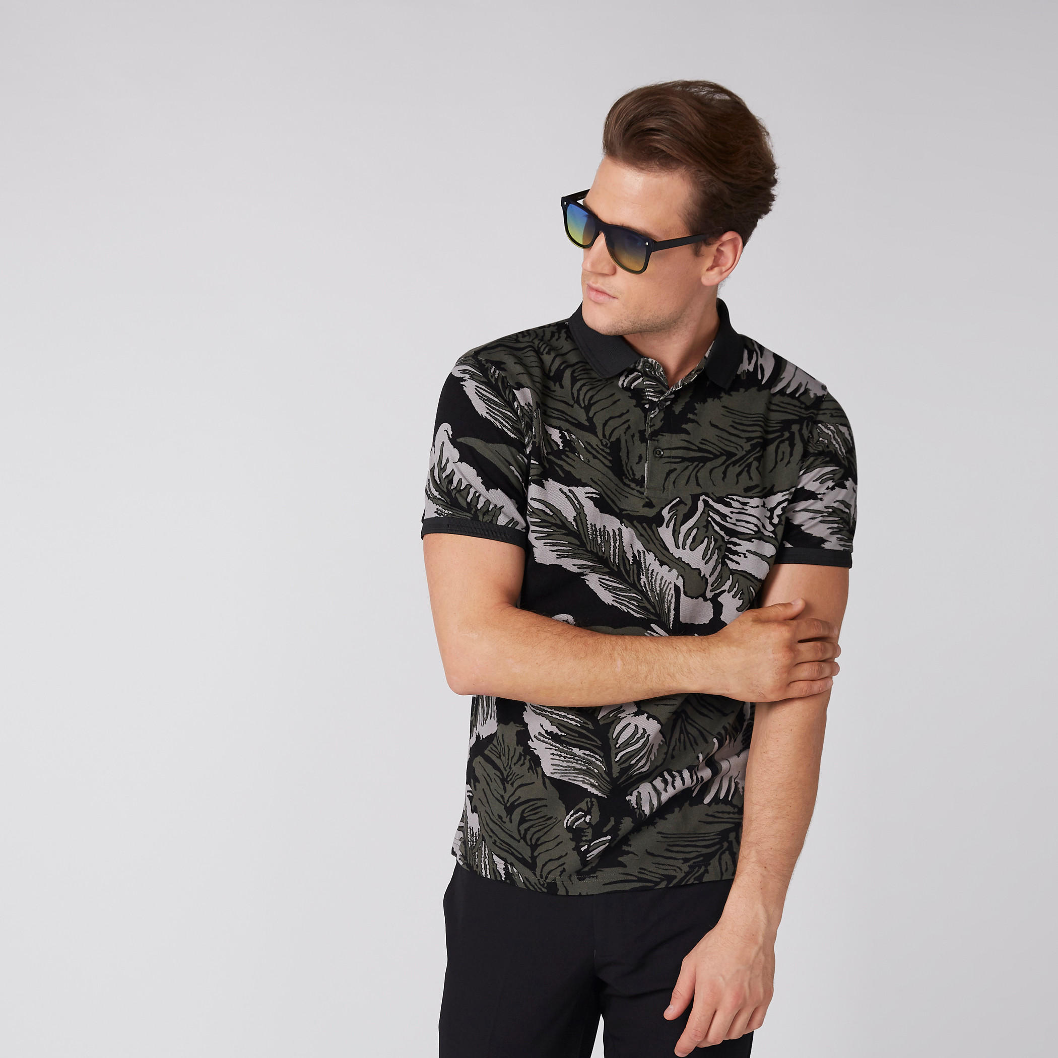تيشيرت بأكمام قصيرة وياقة بولو مزيّن بطبعات من لوم-men-clothing-tshirtsandpolos-polos-image-1