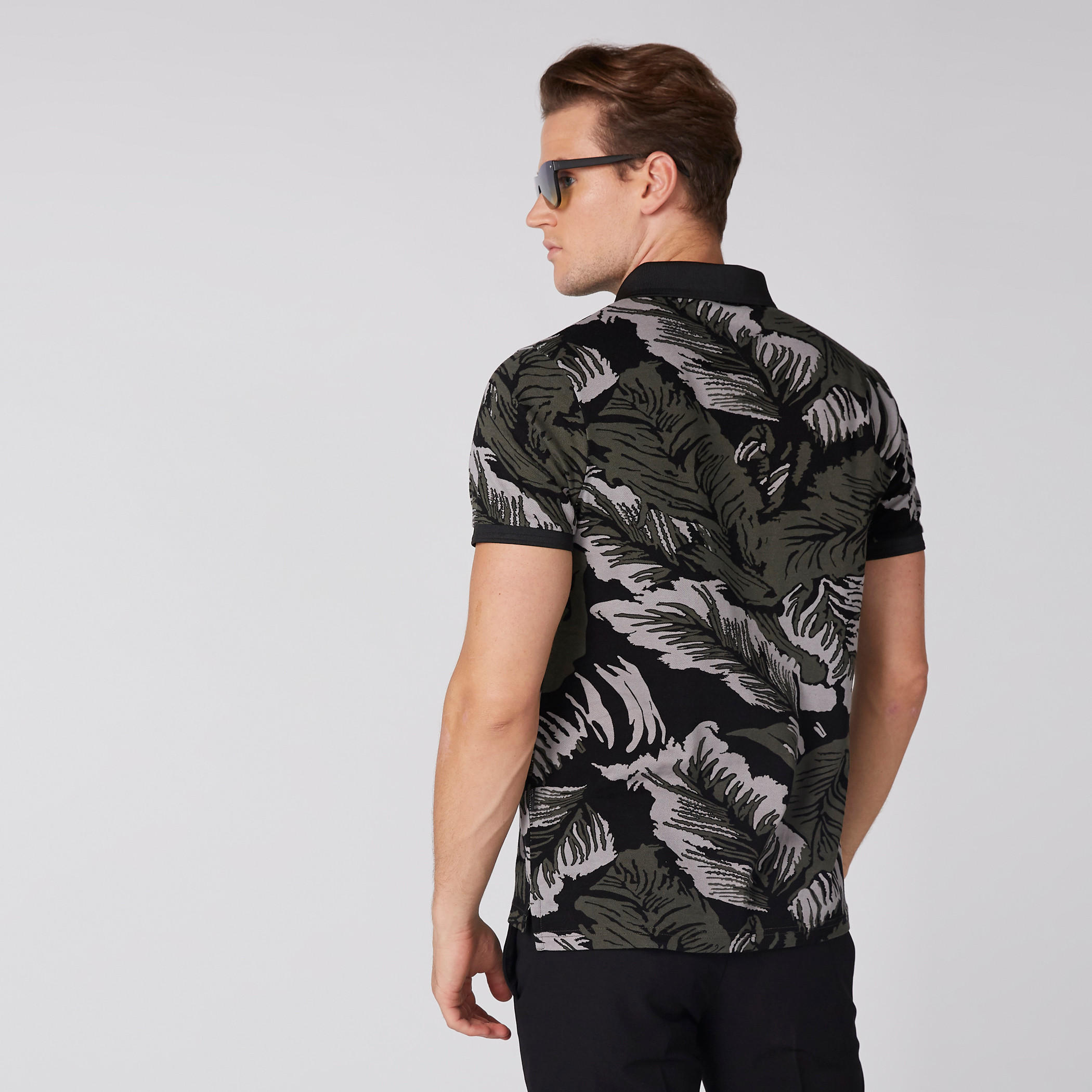 تيشيرت بأكمام قصيرة وياقة بولو مزيّن بطبعات من لوم-men-clothing-tshirtsandpolos-polos-image-3
