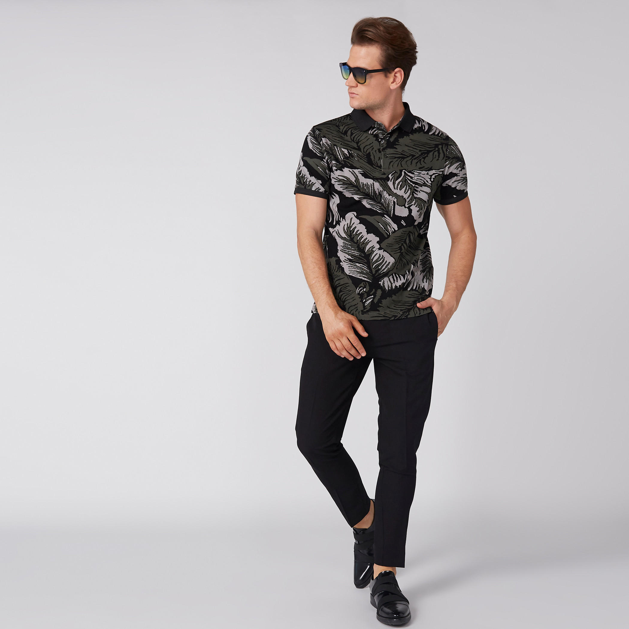 تيشيرت بأكمام قصيرة وياقة بولو مزيّن بطبعات من لوم-men-clothing-tshirtsandpolos-polos-image-4