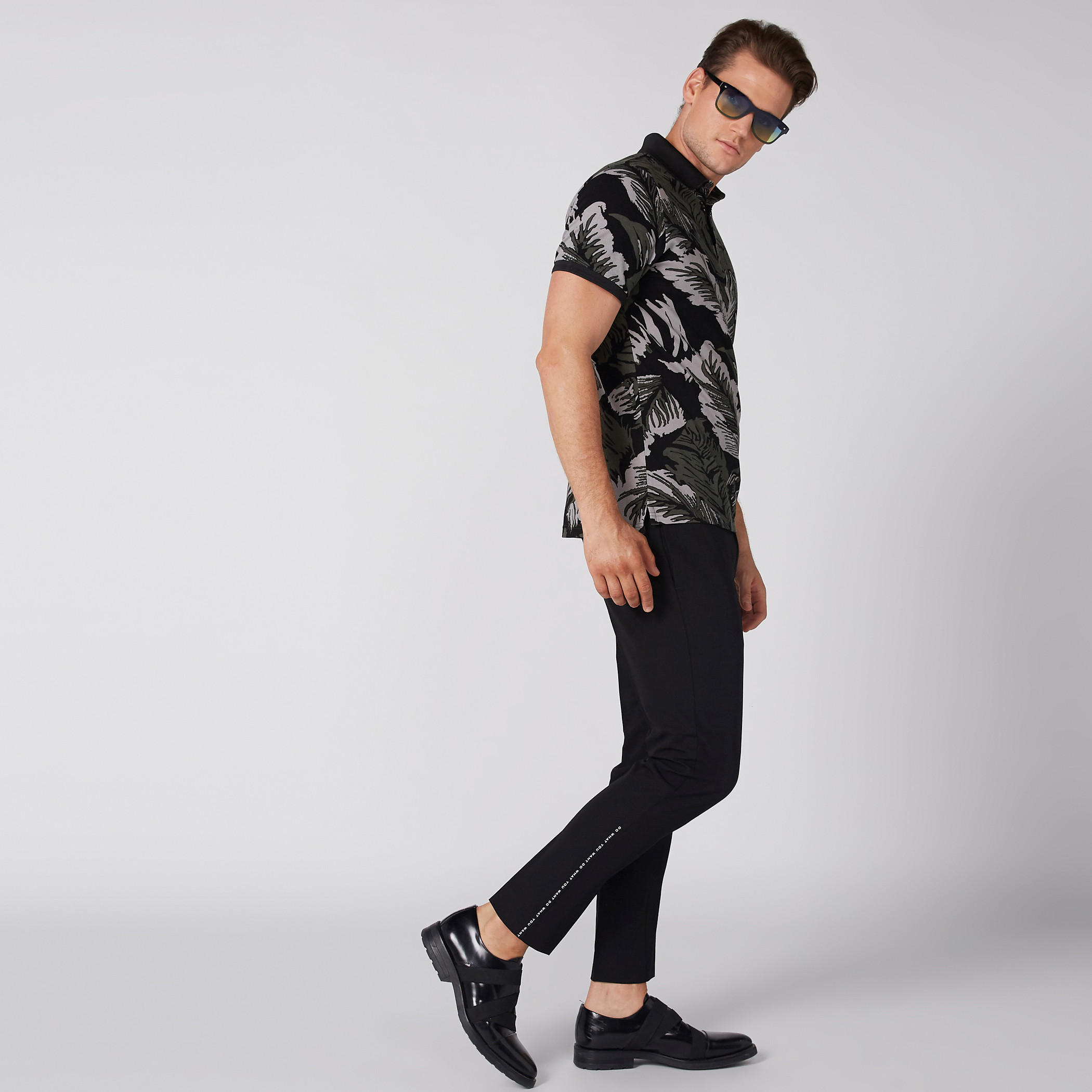 تيشيرت بأكمام قصيرة وياقة بولو مزيّن بطبعات من لوم-men-clothing-tshirtsandpolos-polos-image-5