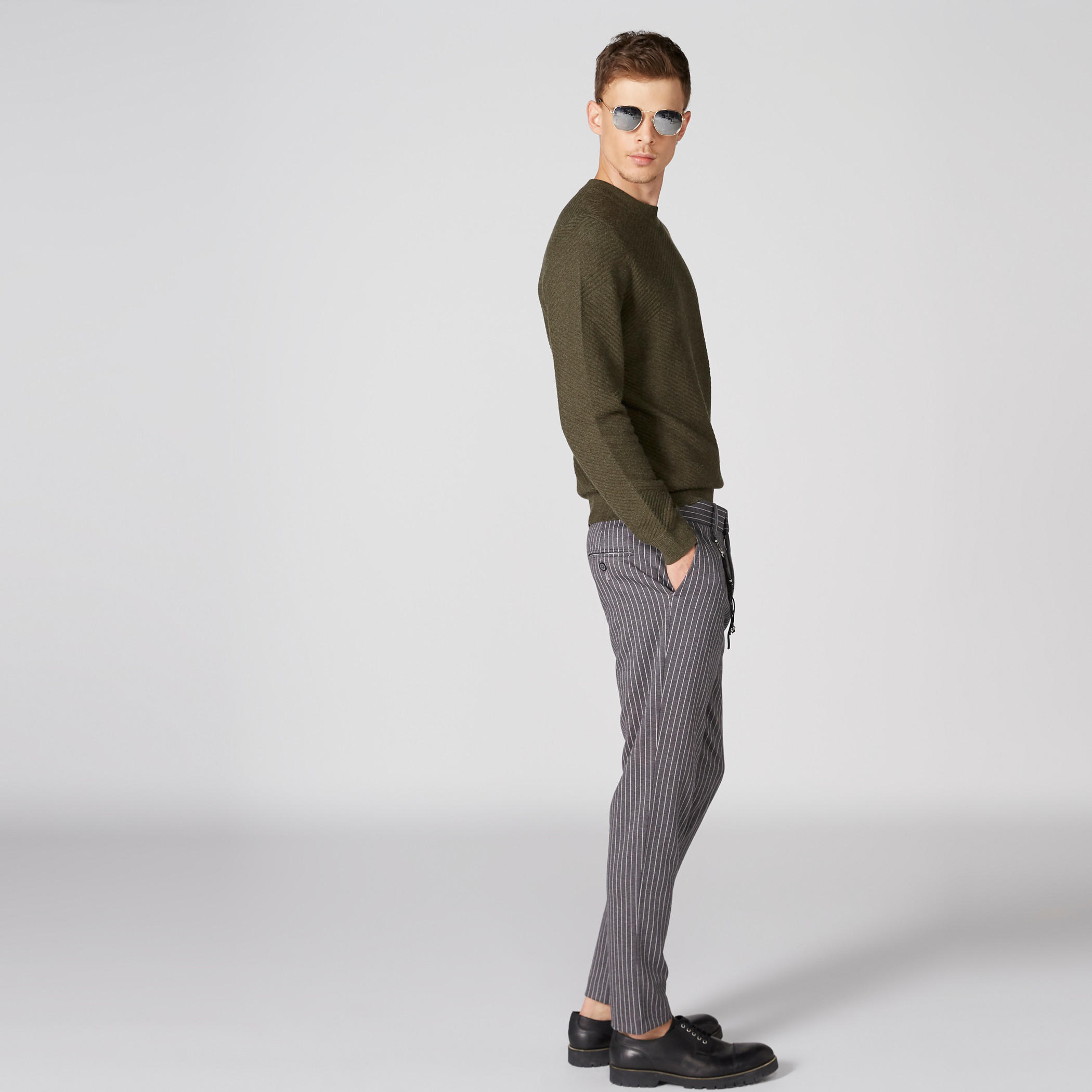 بنطال مقلم بزر إغلاق وجيوب من لوم-men-clothing-bottoms-trousersandchinos-trousers-image-1