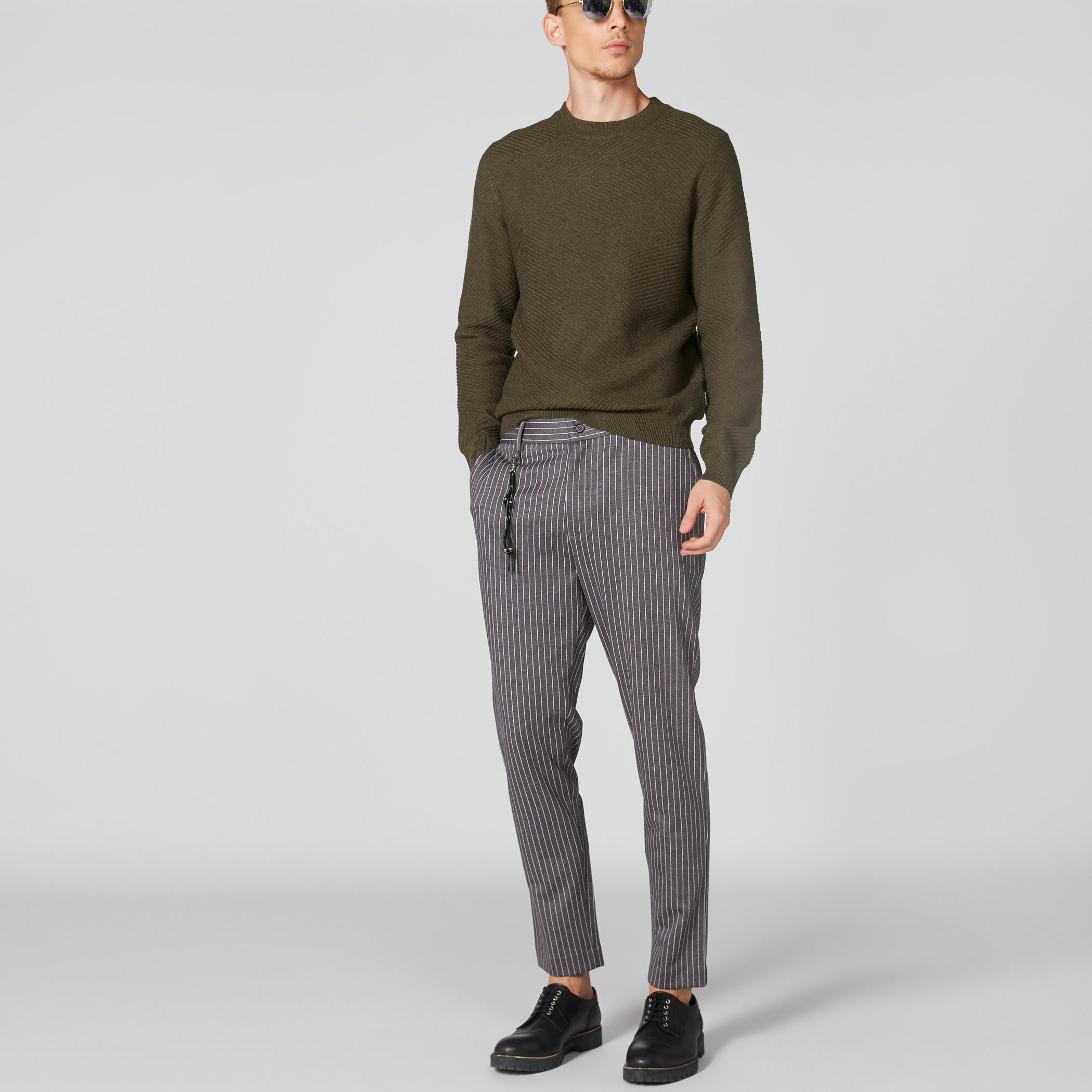بنطال مقلم بزر إغلاق وجيوب من لوم-men-clothing-bottoms-trousersandchinos-trousers-image-2