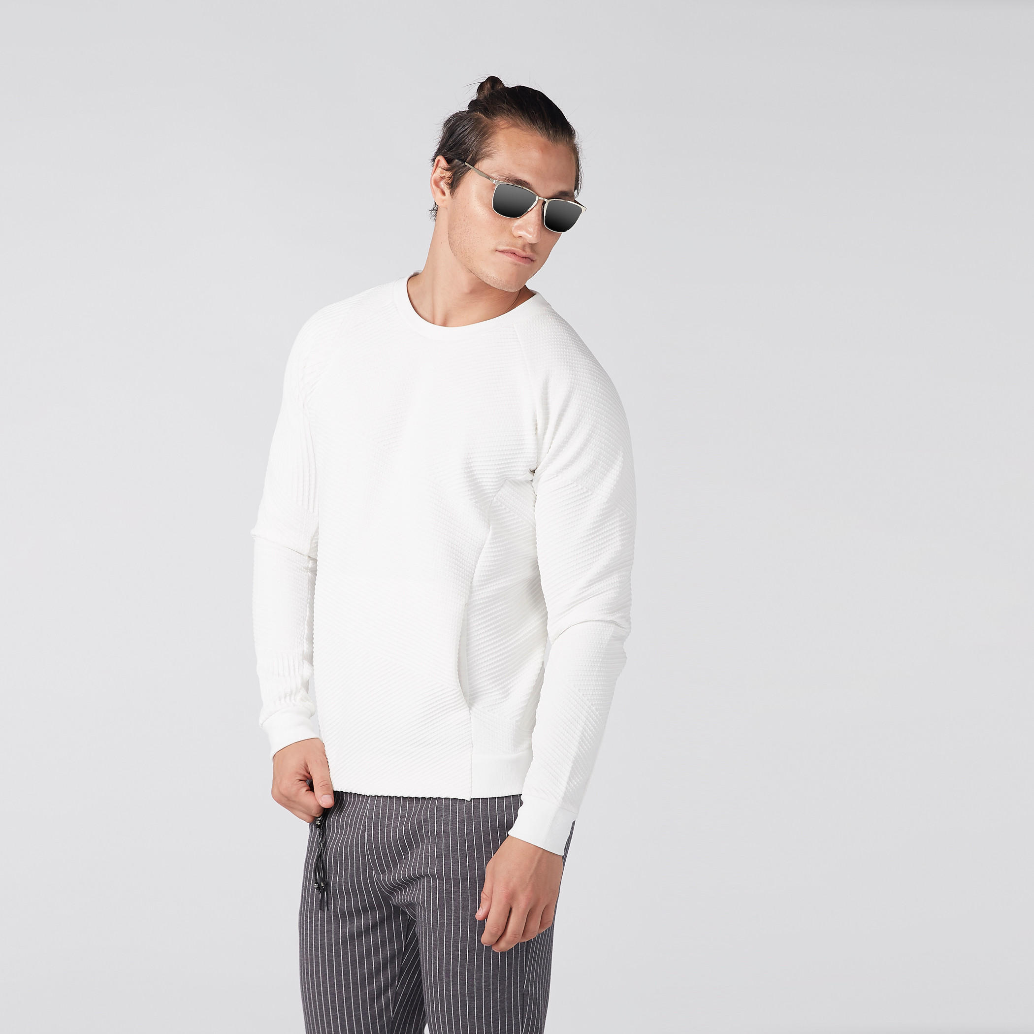 سويتر بطبعات وياقة مستديرة وأكمام مغايرة من لوم-men-winterwear-hoodiesandsweatshirts-image-1