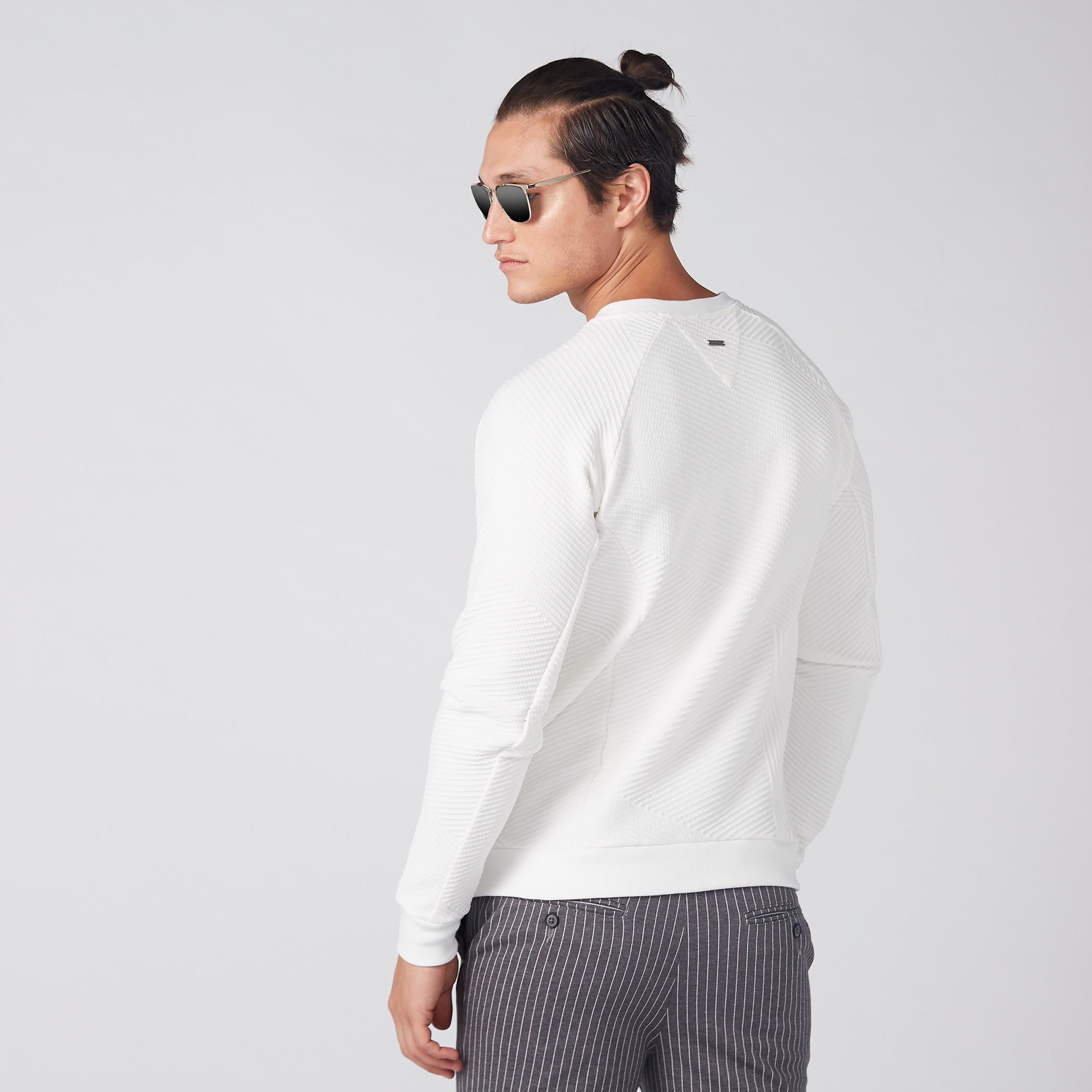 سويتر بطبعات وياقة مستديرة وأكمام مغايرة من لوم-men-winterwear-hoodiesandsweatshirts-image-3