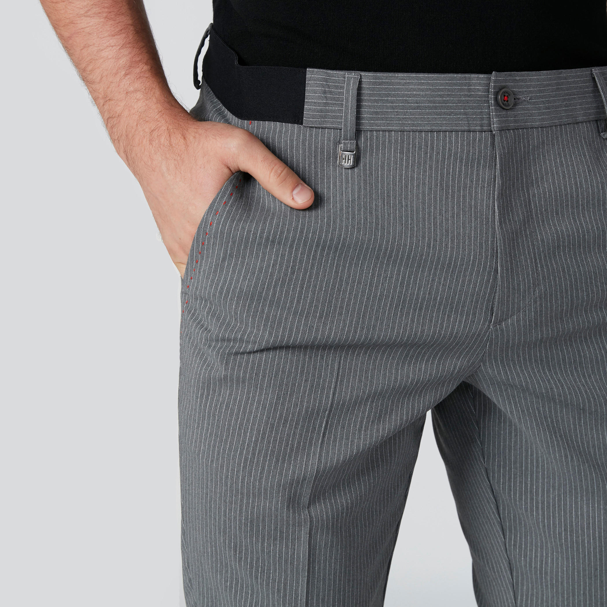 بنطال مقلّم بقصّة سليم وجيوب من لوم-men-clothing-bottoms-trousersandchinos-trousers-image-4