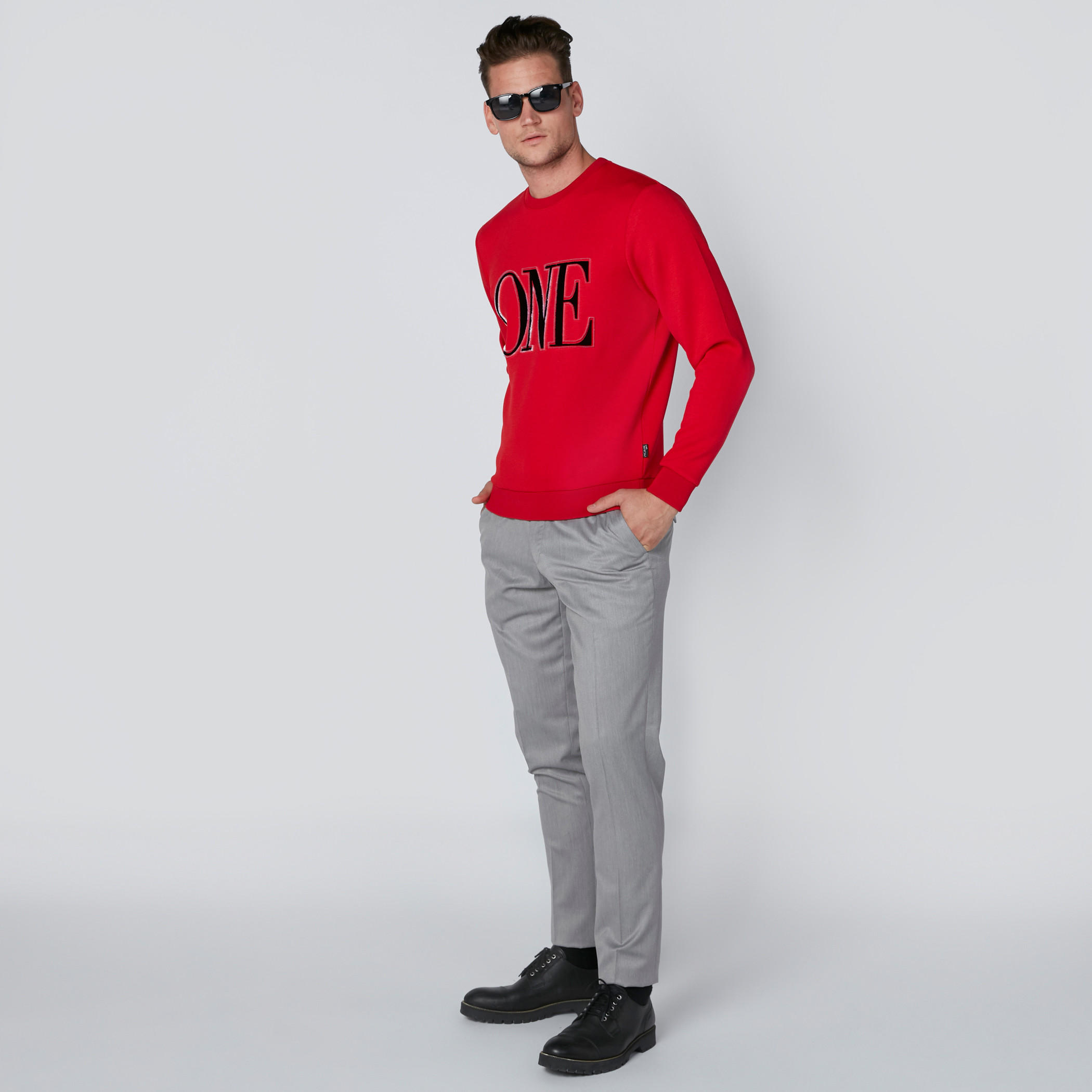 سويت شيرت بياقة ضيّقة وأكمام طويلة وطبعات من لوم-men-winterwear-hoodiesandsweatshirts-image-2