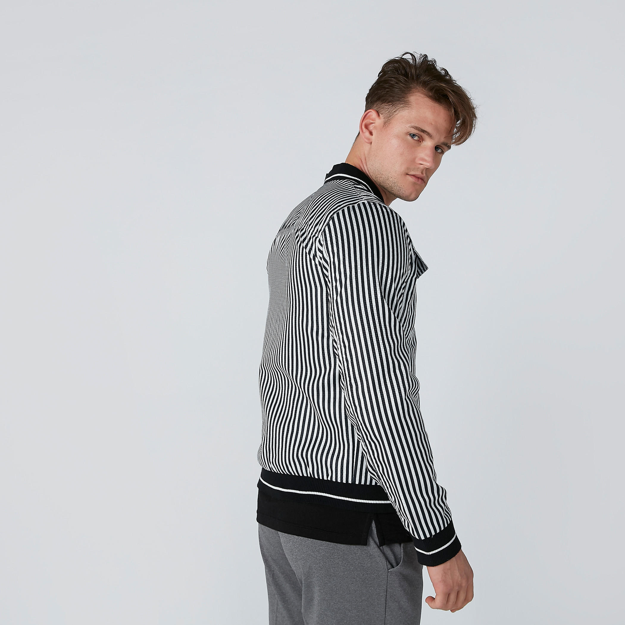 جاكيت بومبر مقلّم بأكمام طويلة وجيوب-men-clothing-jacketsandblazers-jackets-image-2