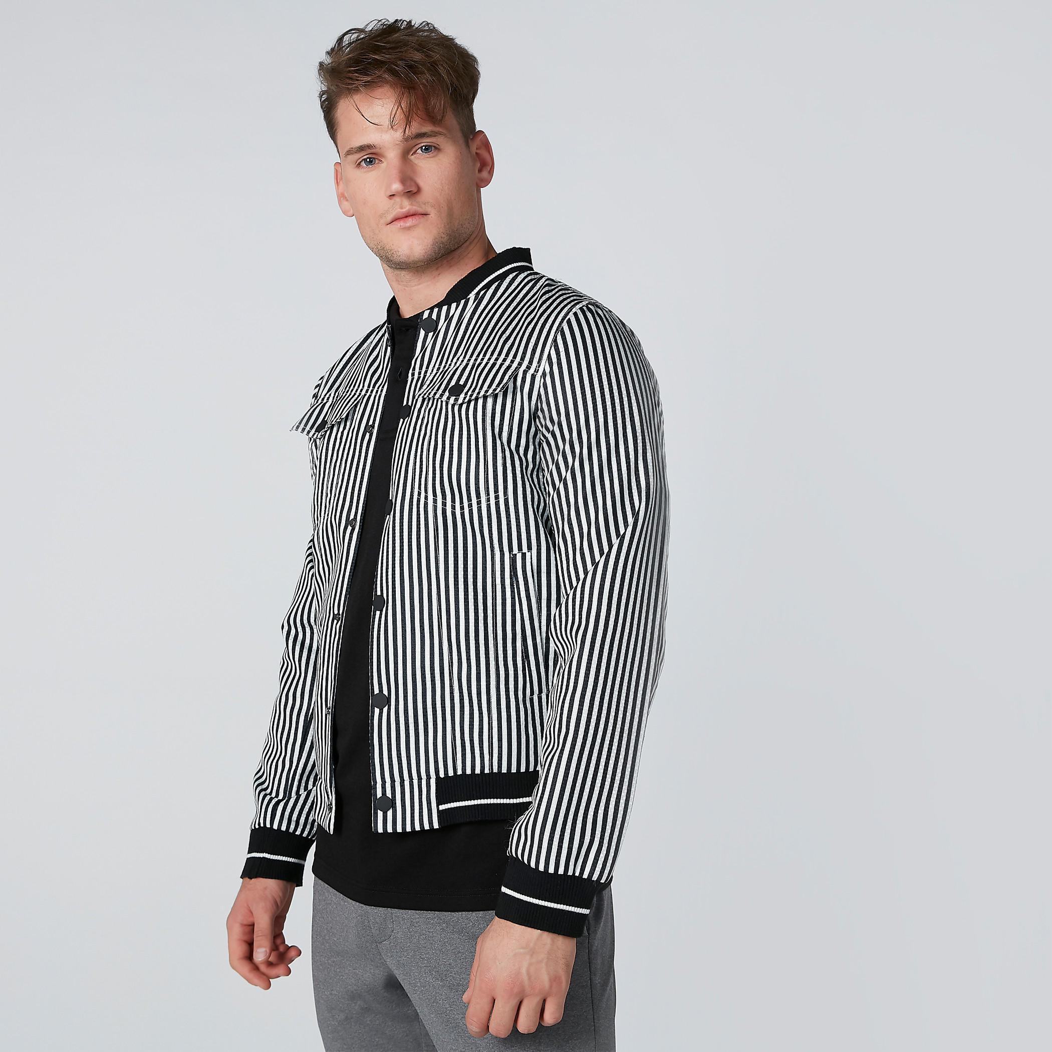 جاكيت بومبر مقلّم بأكمام طويلة وجيوب-men-clothing-jacketsandblazers-jackets-image-3