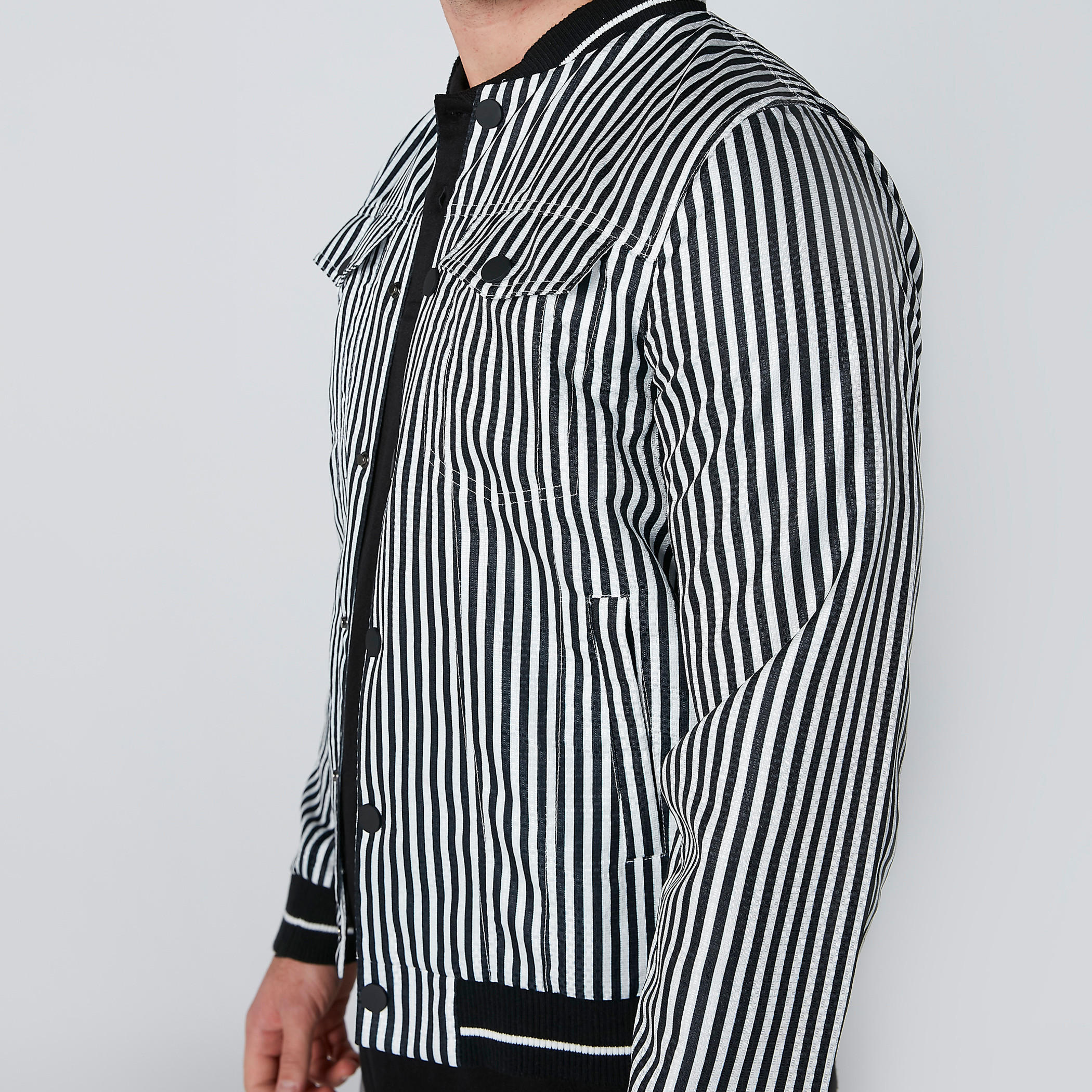 جاكيت بومبر مقلّم بأكمام طويلة وجيوب-men-clothing-jacketsandblazers-jackets-image-4