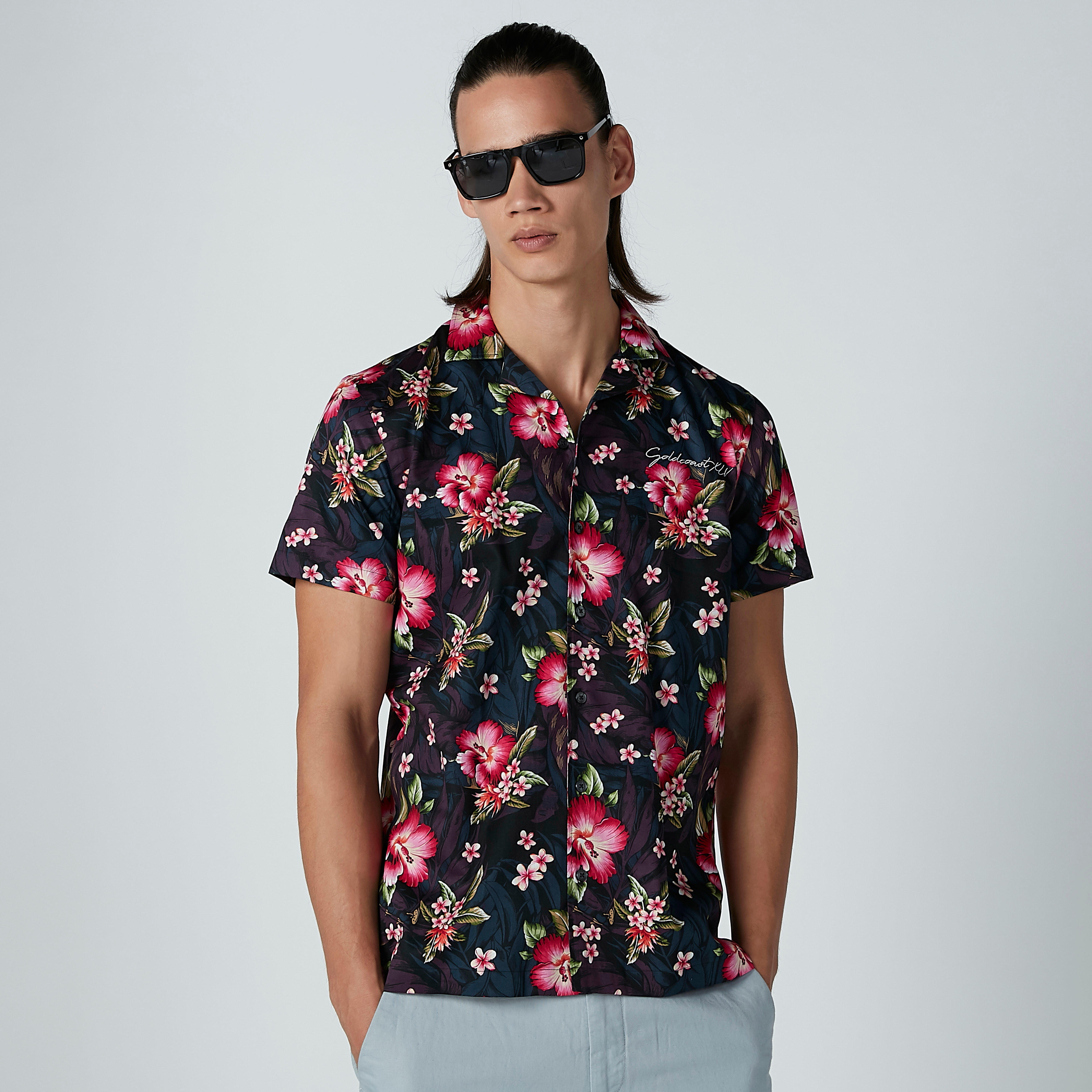 قميص بياقة عاديّة وأكمام قصيرة وطبعات زهرية من لوم-men-clothing-shirts-image-1