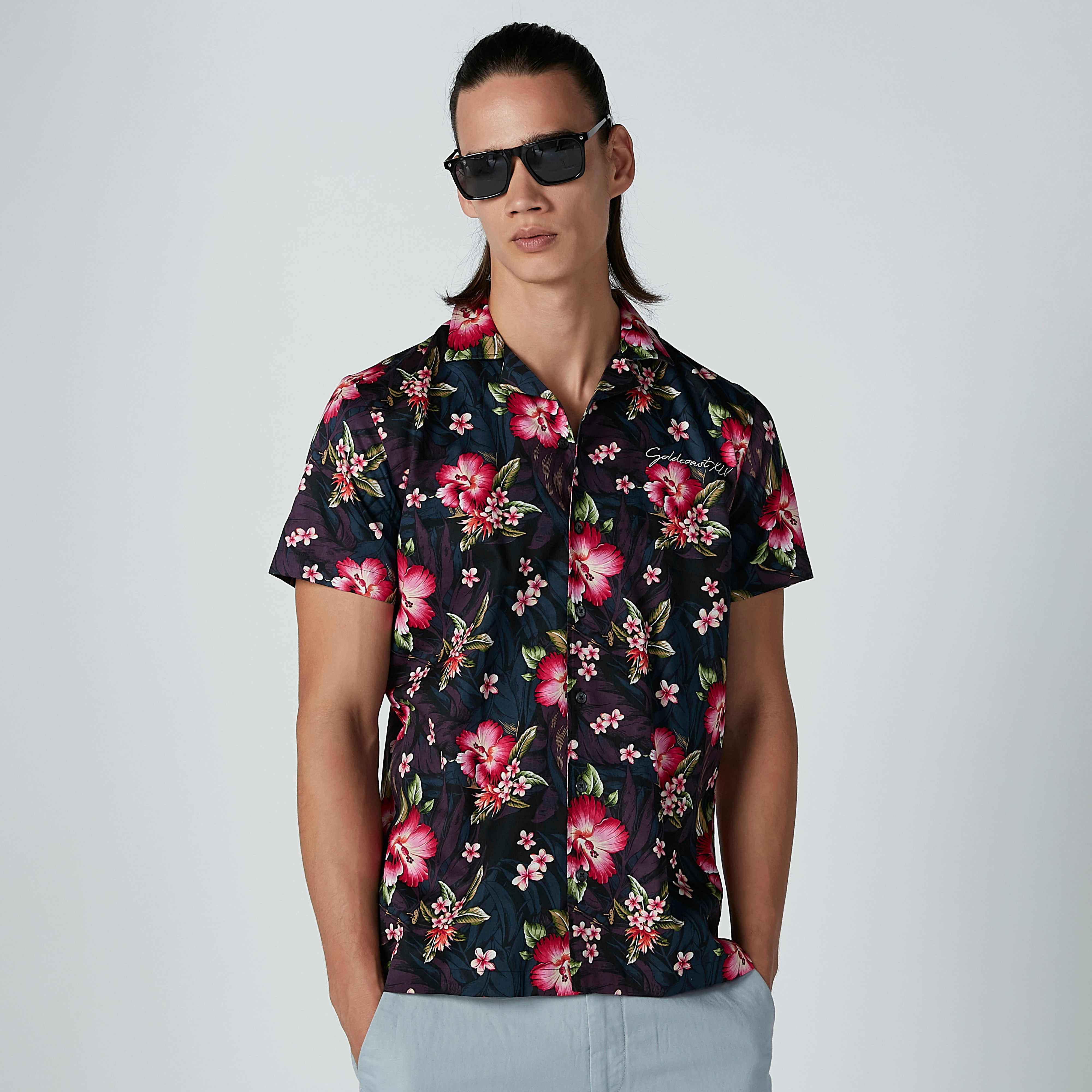 قميص بياقة عاديّة وأكمام قصيرة وطبعات زهرية من لوم-men-clothing-shirts-image-1