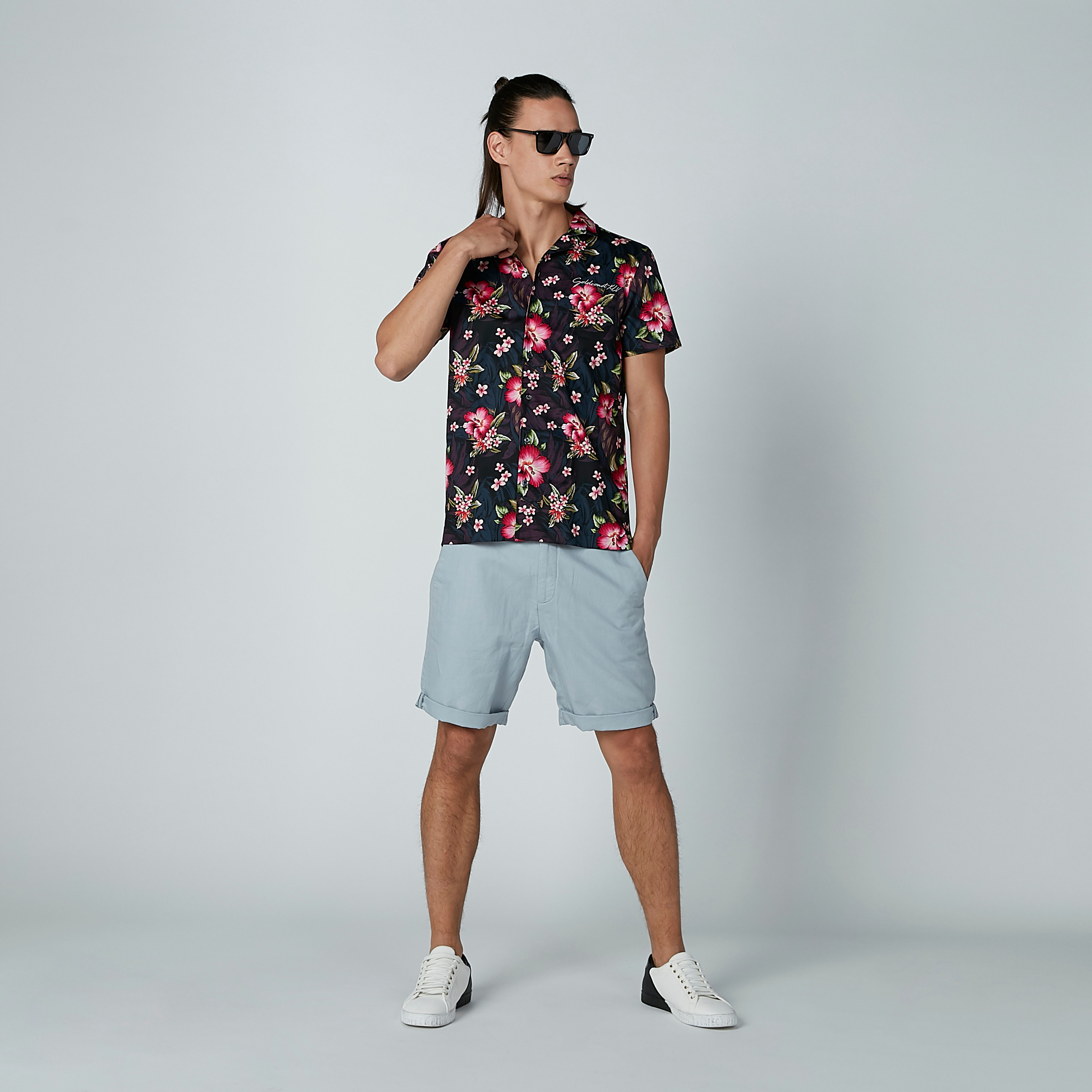 قميص بياقة عاديّة وأكمام قصيرة وطبعات زهرية من لوم-men-clothing-shirts-image-2