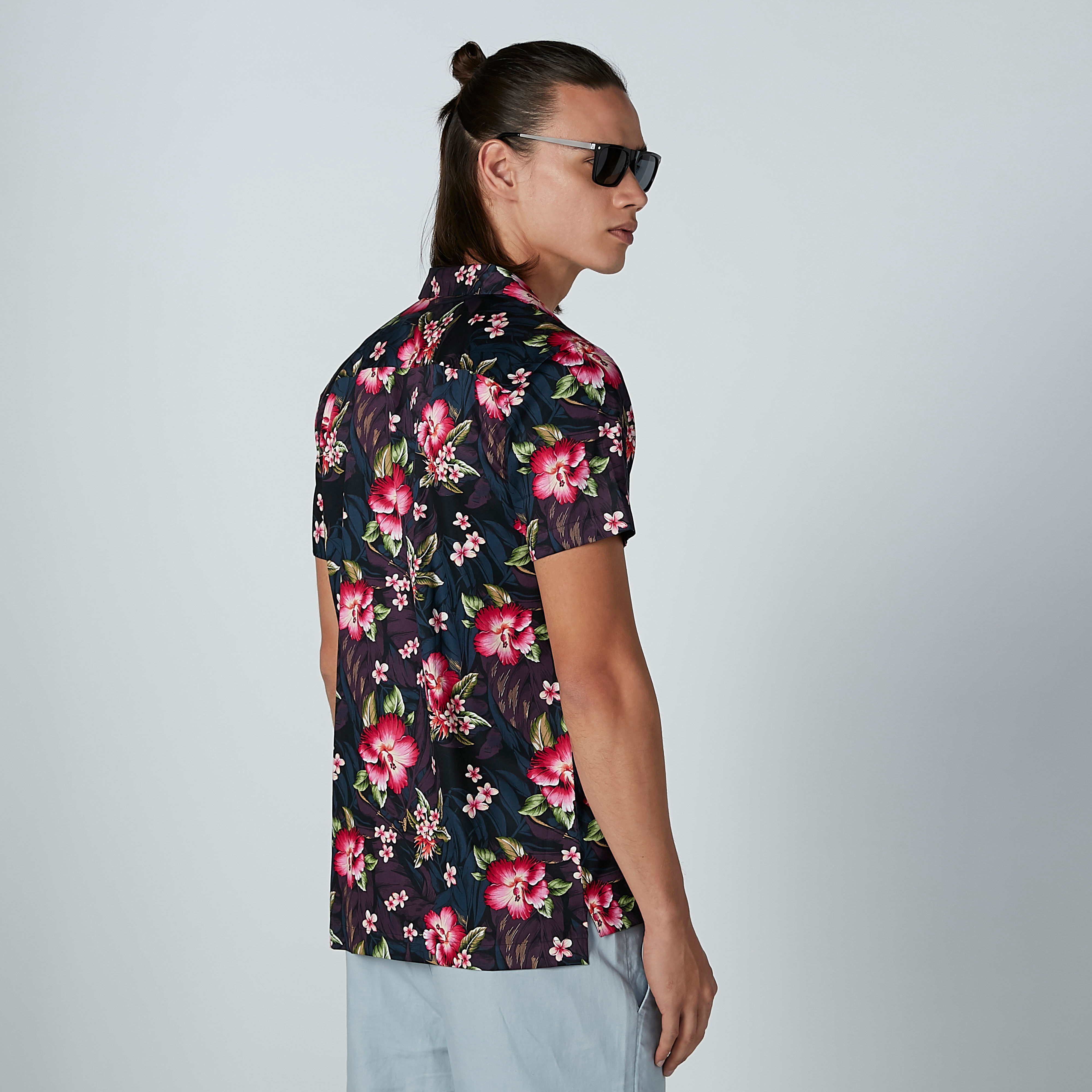 قميص بياقة عاديّة وأكمام قصيرة وطبعات زهرية من لوم-men-clothing-shirts-image-3