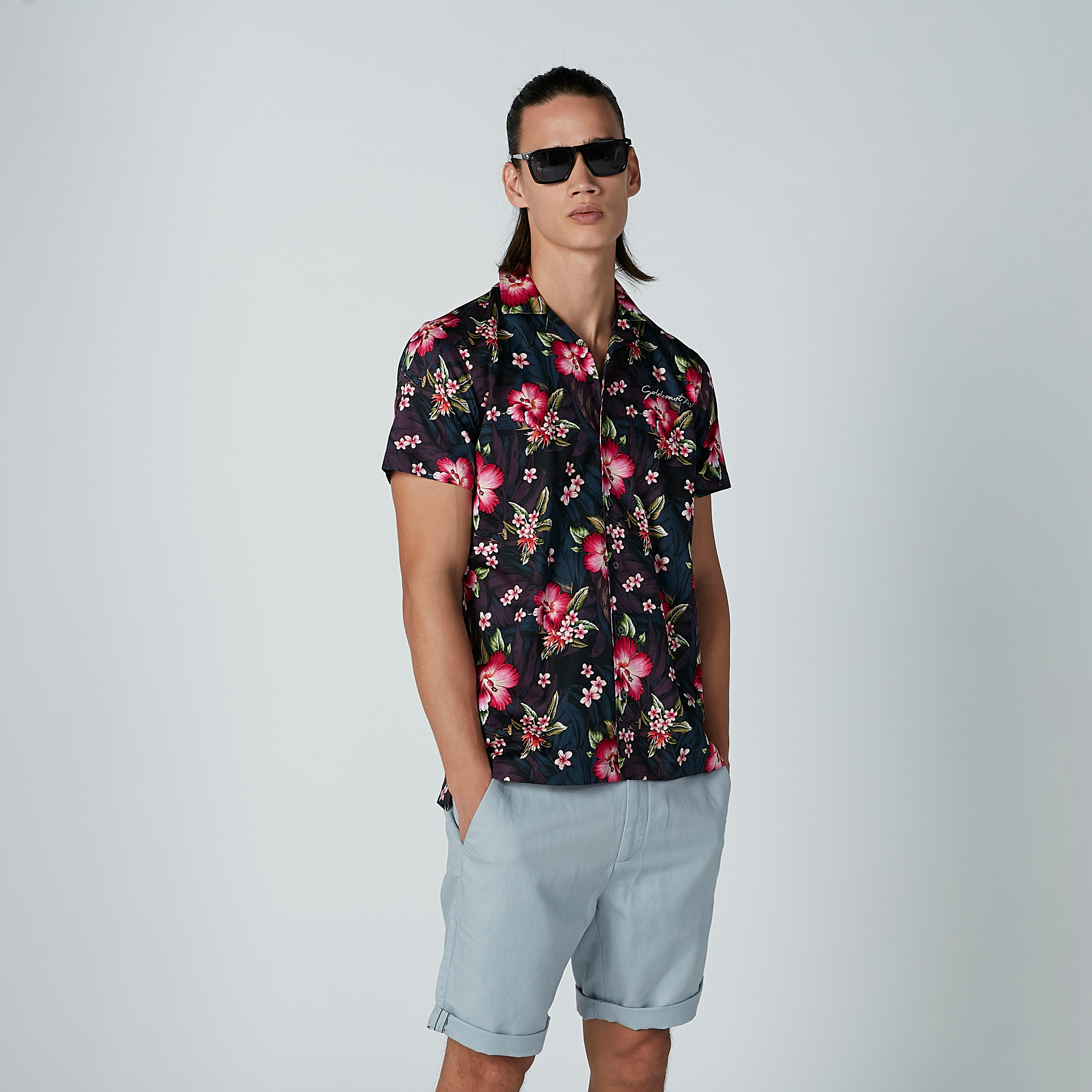 قميص بياقة عاديّة وأكمام قصيرة وطبعات زهرية من لوم-men-clothing-shirts-image-4