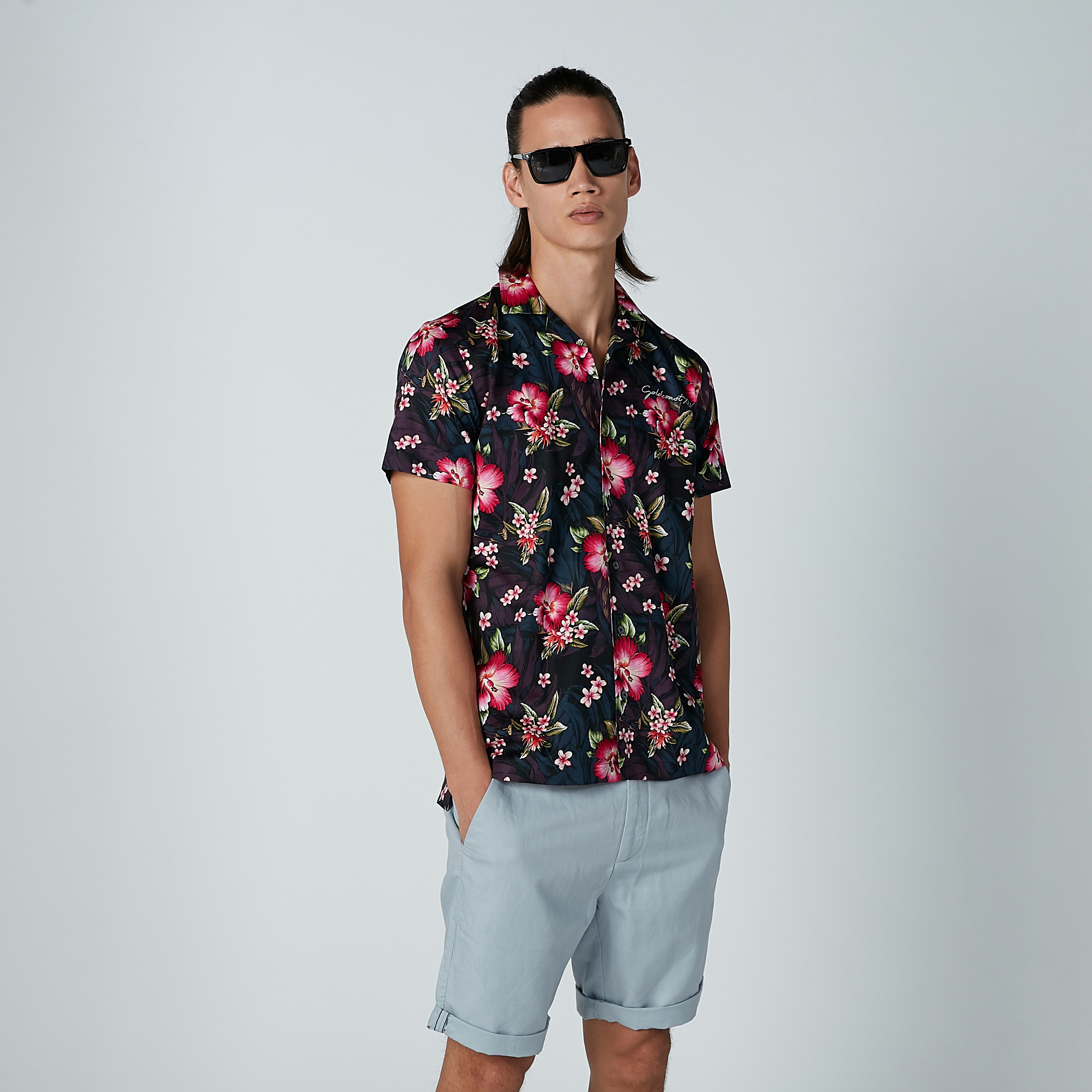 قميص بياقة عاديّة وأكمام قصيرة وطبعات زهرية من لوم-men-clothing-shirts-image-4