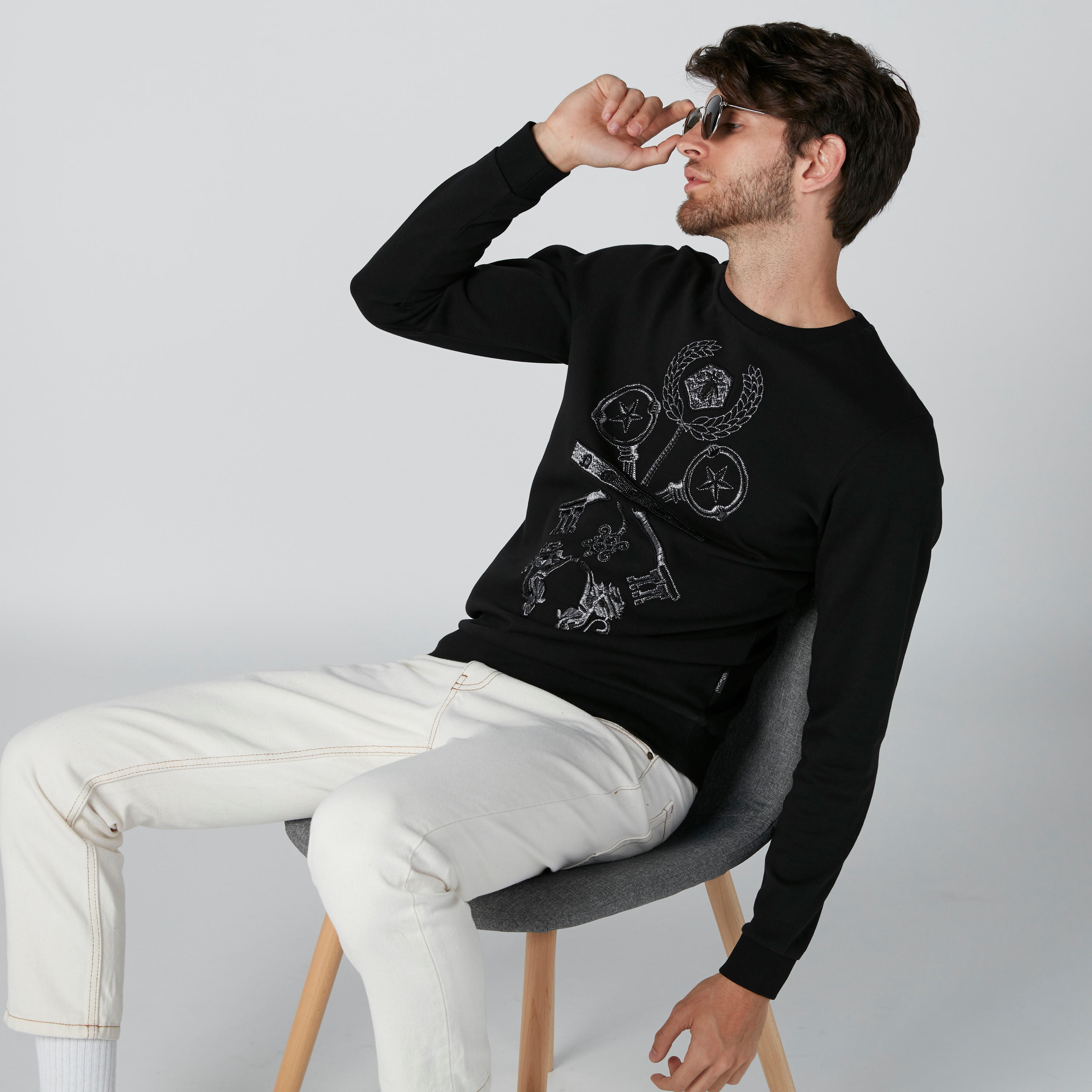 سويت شيرت مطرّز بياقة مستديرة من لوم-men-winterwear-hoodiesandsweatshirts-image-3