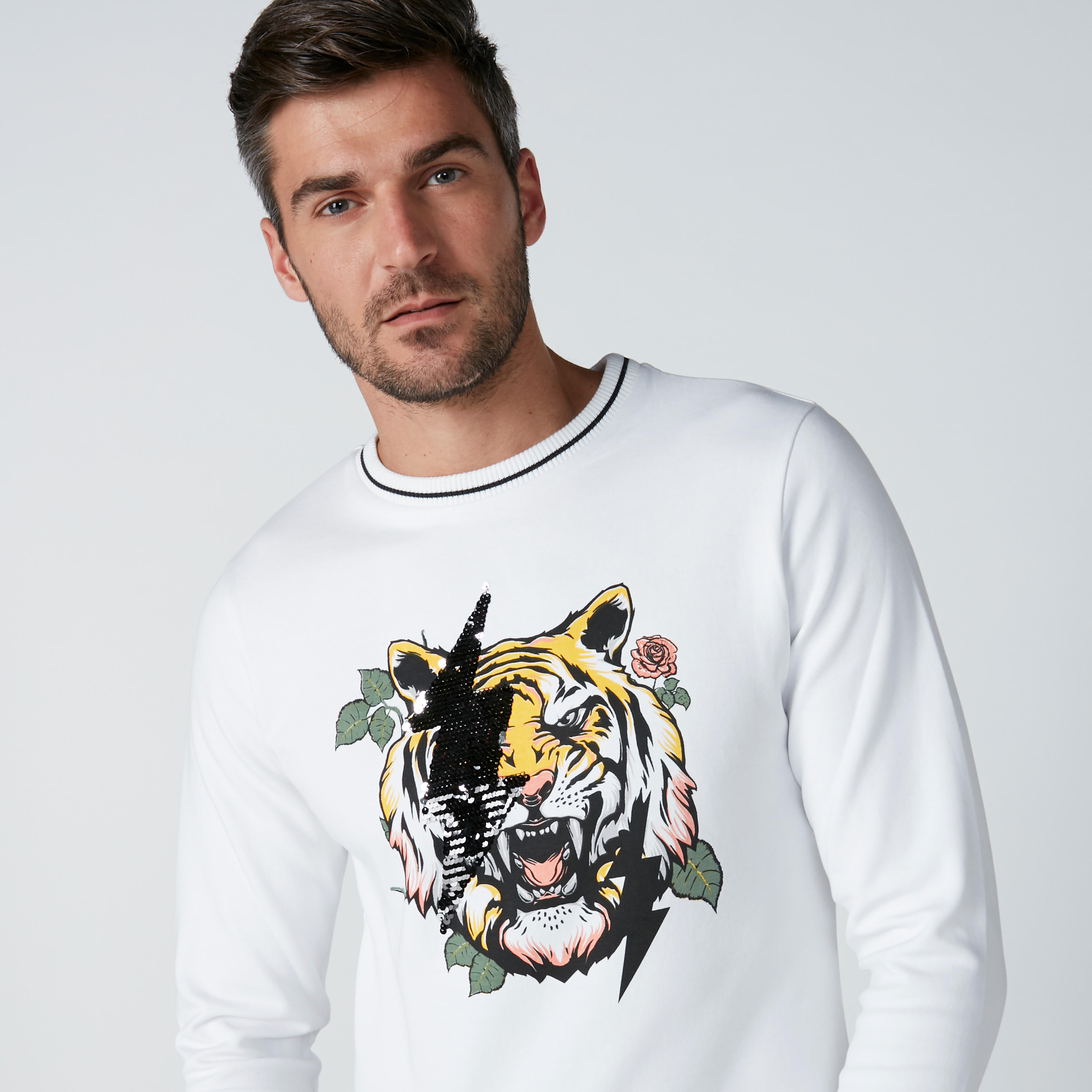 سويت شيرت بأكمام طويلة وتفاصيل ترتر وطبعات من لوم-men-winterwear-hoodiesandsweatshirts-image-1