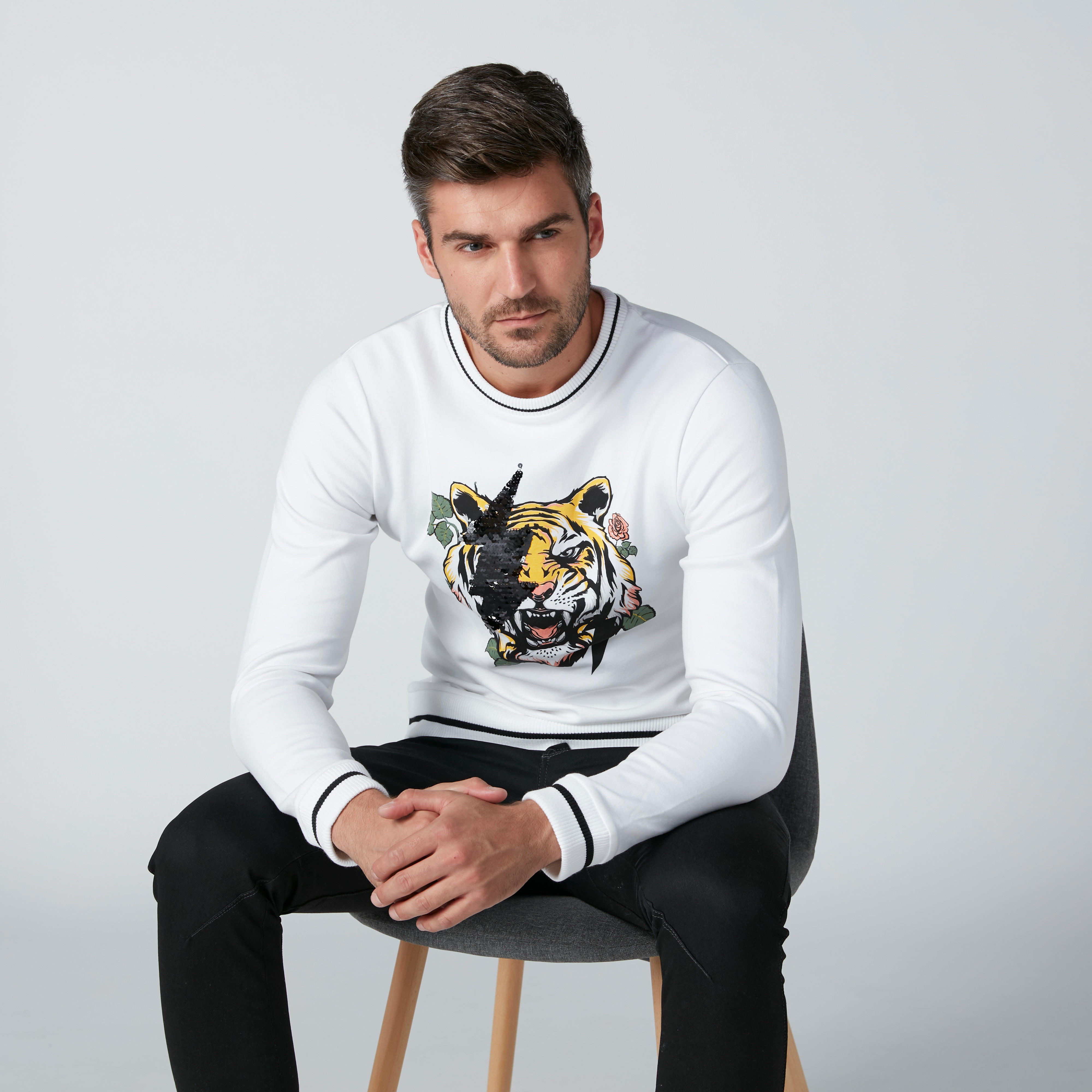 سويت شيرت بأكمام طويلة وتفاصيل ترتر وطبعات من لوم-men-winterwear-hoodiesandsweatshirts-image-3