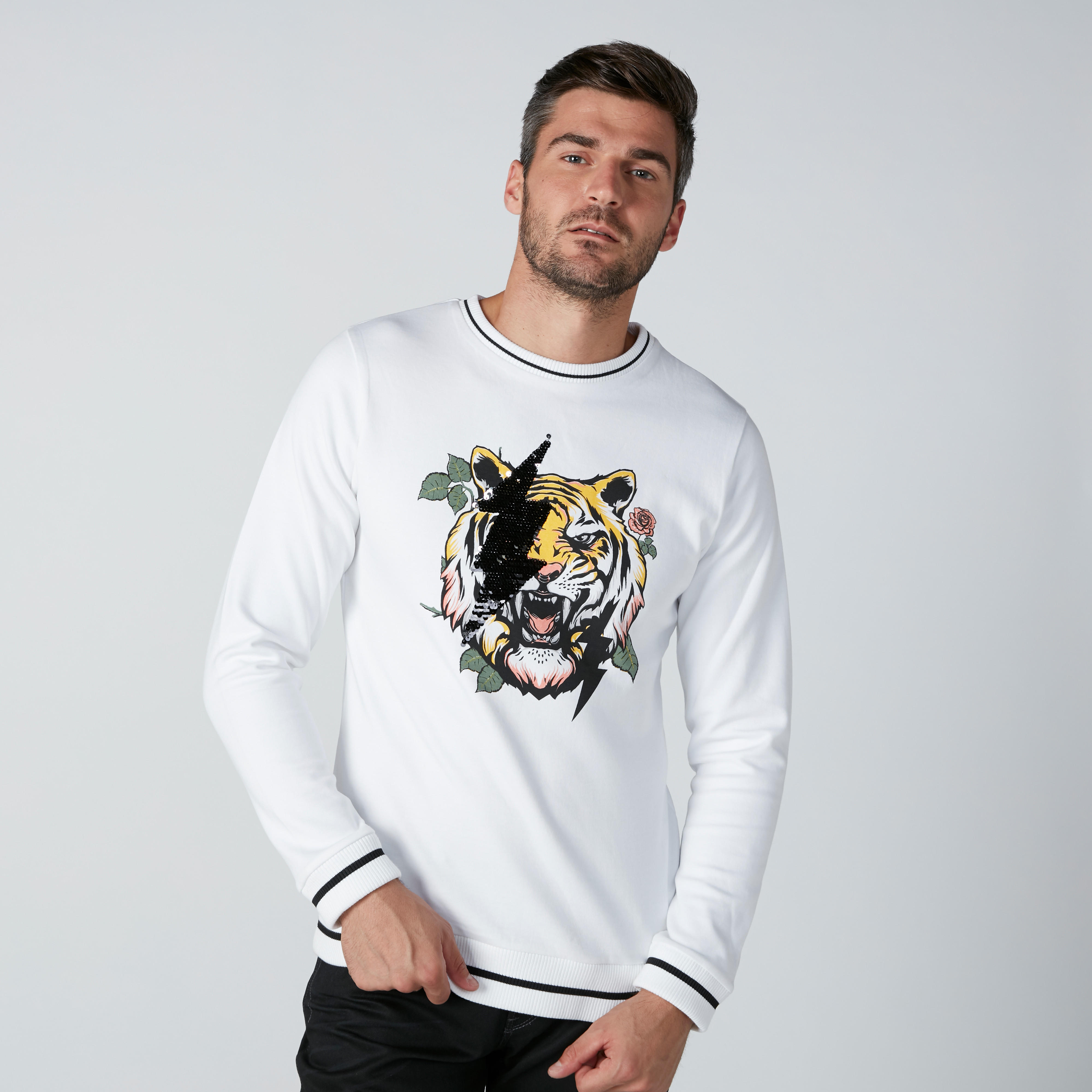 سويت شيرت بأكمام طويلة وتفاصيل ترتر وطبعات من لوم-men-winterwear-hoodiesandsweatshirts-image-4