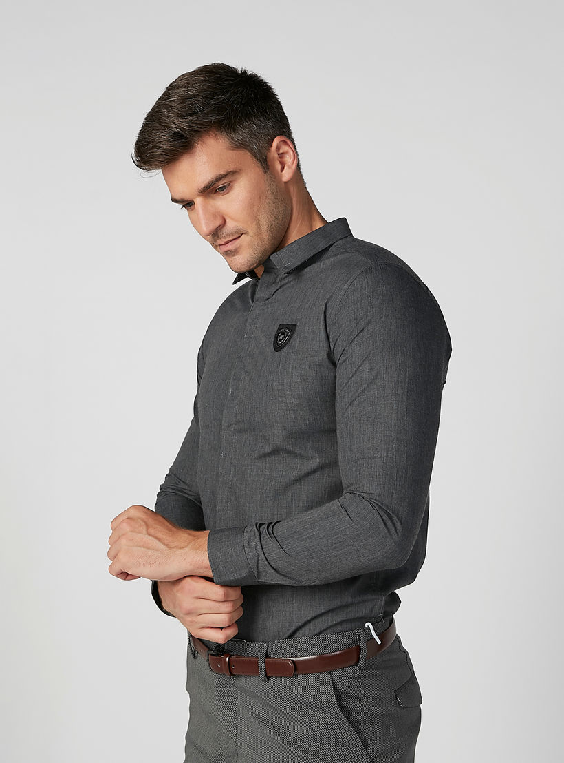 قميص سادة بأكمام طويلة وأزرار مخفيّة من لوم-men-clothing-shirts-image-1