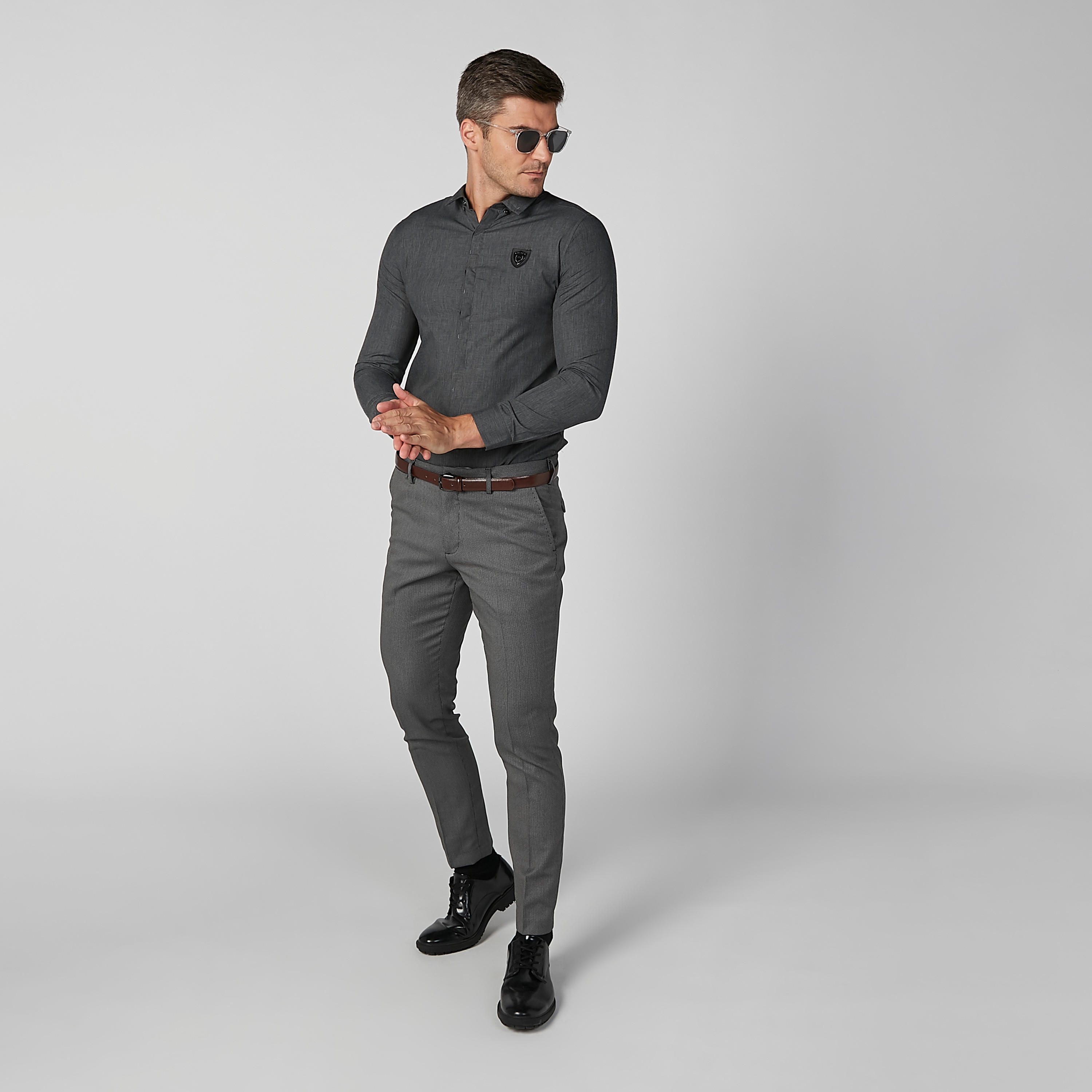قميص سادة بأكمام طويلة وأزرار مخفيّة من لوم-men-clothing-shirts-image-2