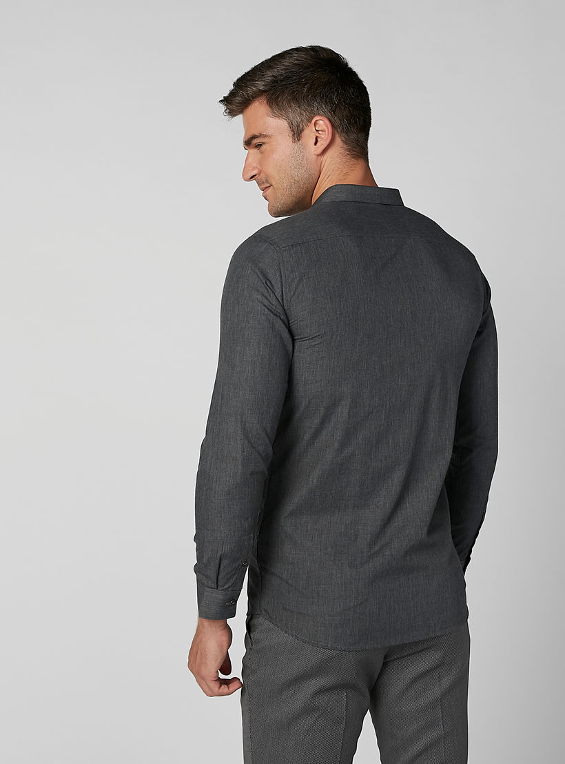 قميص سادة بأكمام طويلة وأزرار مخفيّة من لوم-men-clothing-shirts-image-4