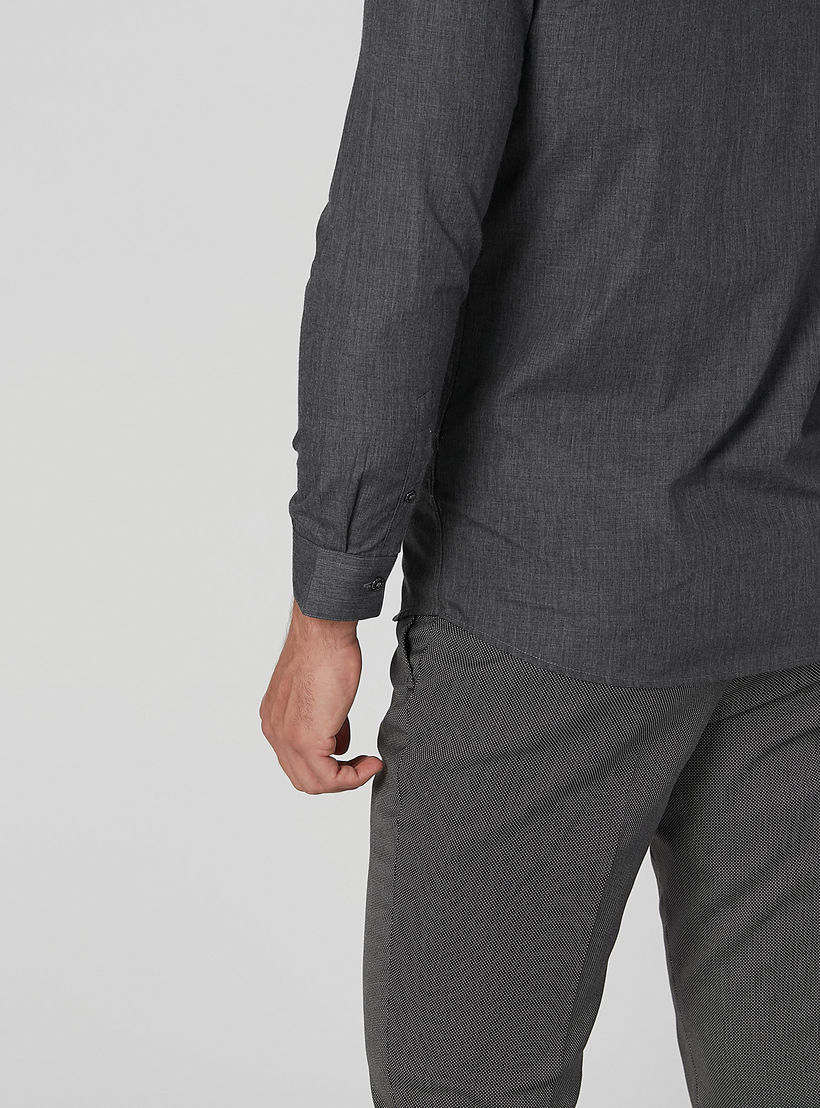 قميص سادة بأكمام طويلة وأزرار مخفيّة من لوم-men-clothing-shirts-image-5