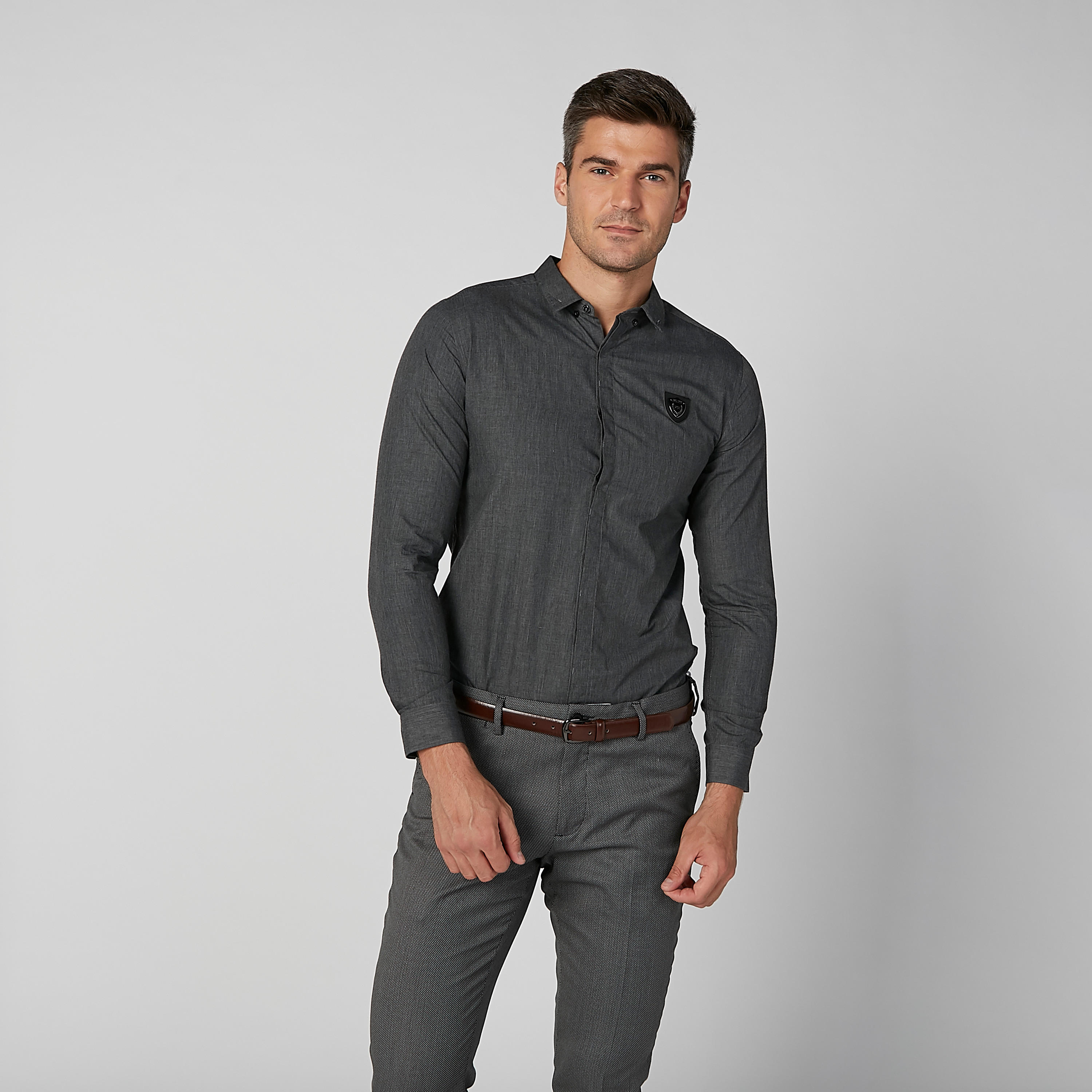 قميص سادة بأكمام طويلة وأزرار مخفيّة من لوم-men-clothing-shirts-image-6