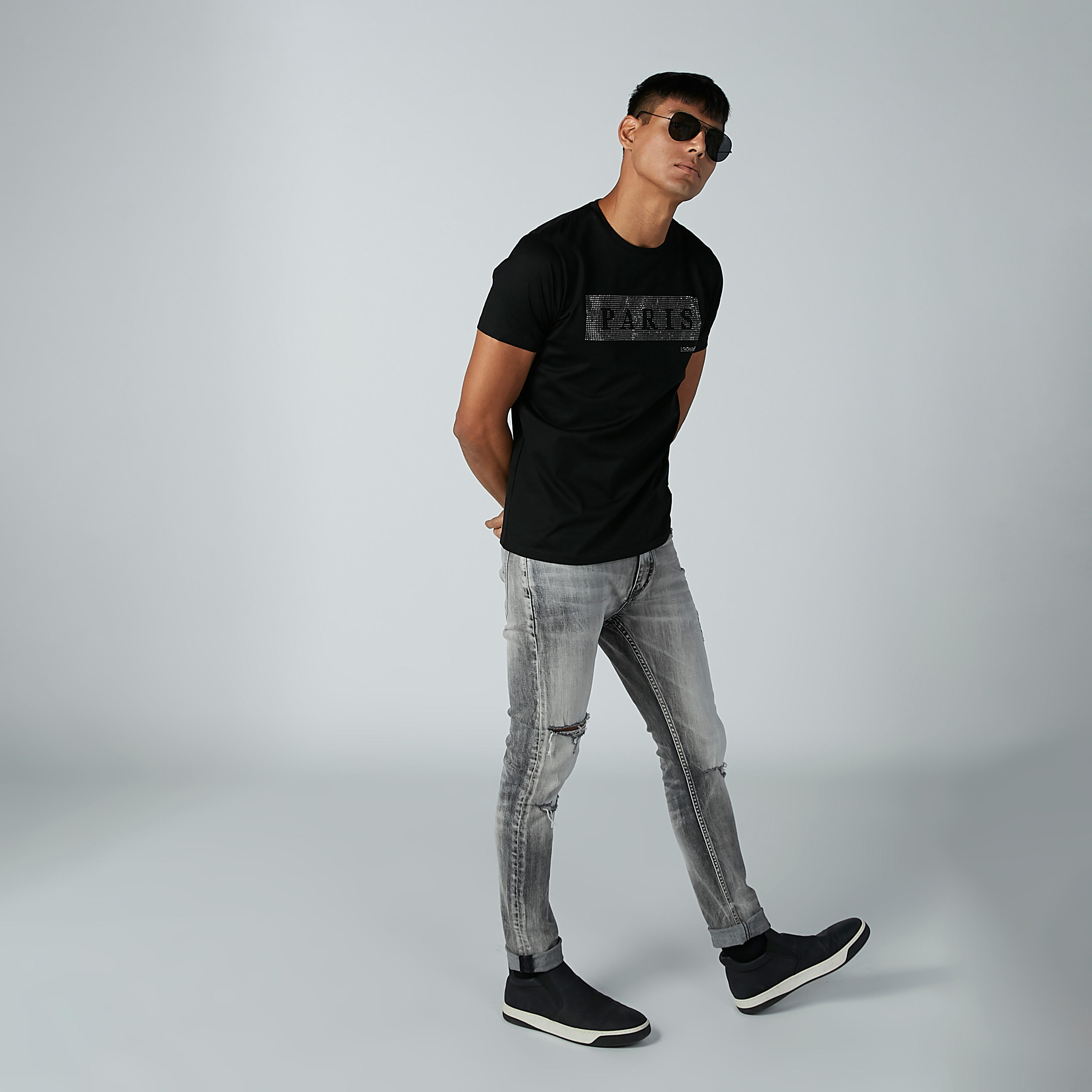 تيشيرت بياقة مستديرة وأكمام قصيرة وتفاصيل مرصّعة من لوم-men-clothing-tshirtsandpolos-tshirts-image-1