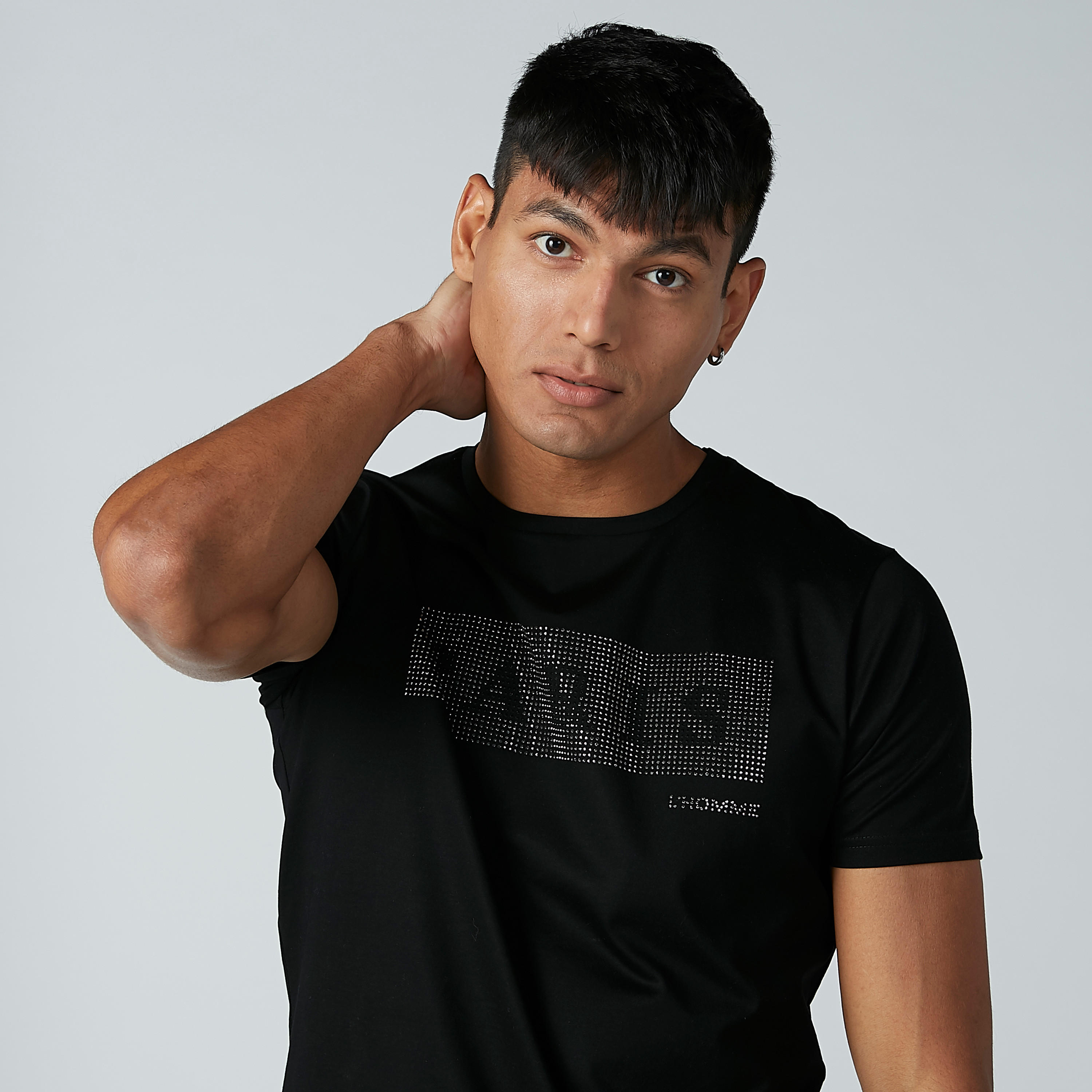 تيشيرت بياقة مستديرة وأكمام قصيرة وتفاصيل مرصّعة من لوم-men-clothing-tshirtsandpolos-tshirts-image-2