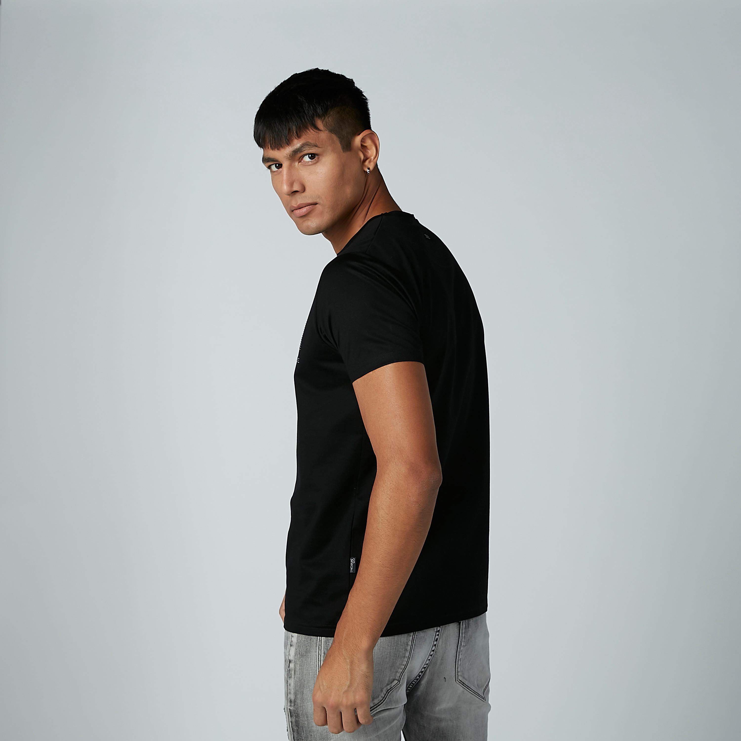 تيشيرت بياقة مستديرة وأكمام قصيرة وتفاصيل مرصّعة من لوم-men-clothing-tshirtsandpolos-tshirts-image-4