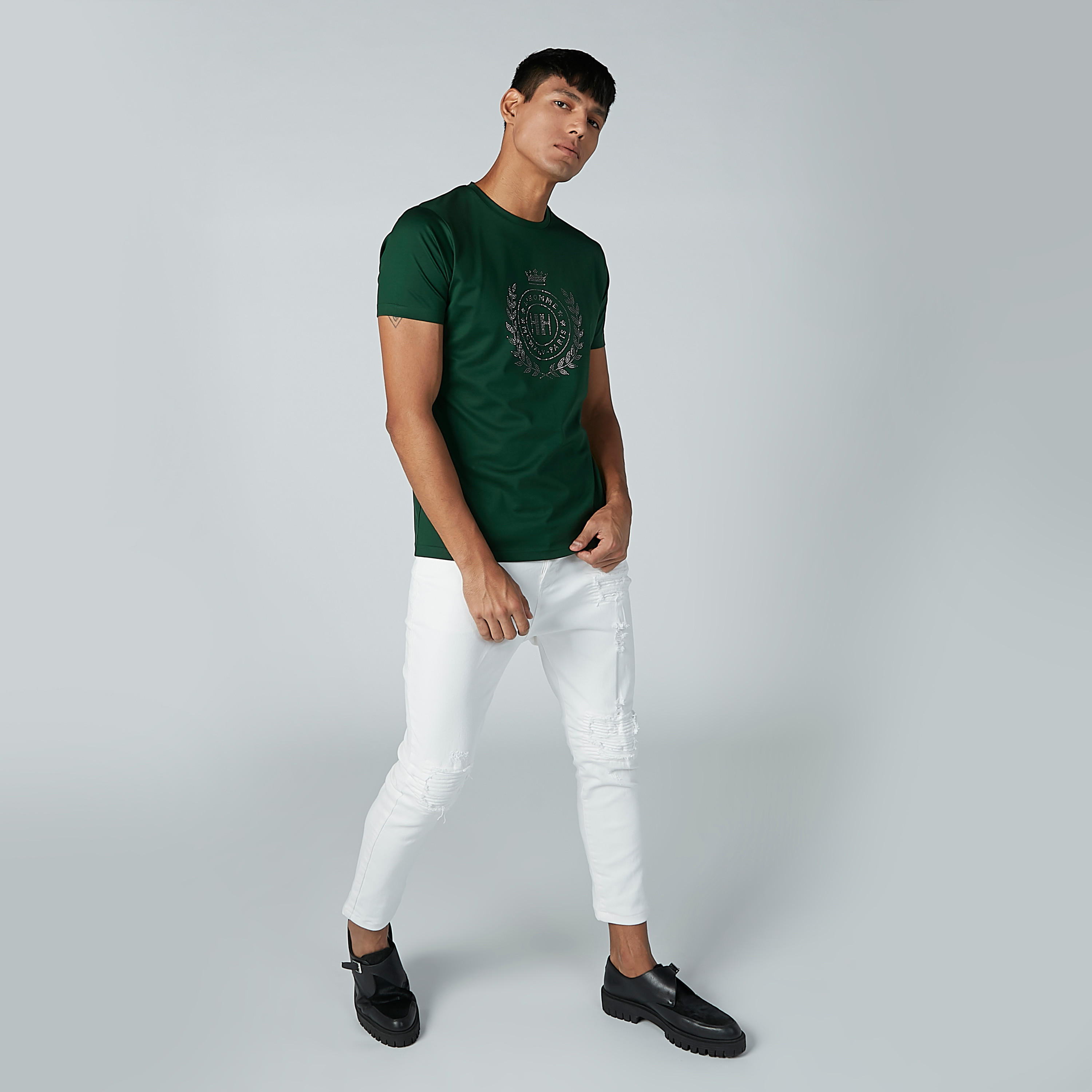 تيشيرت مرصّع بأكمام قصيرة وياقة مستديرة من لوم-men-clothing-tshirtsandpolos-tshirts-image-4