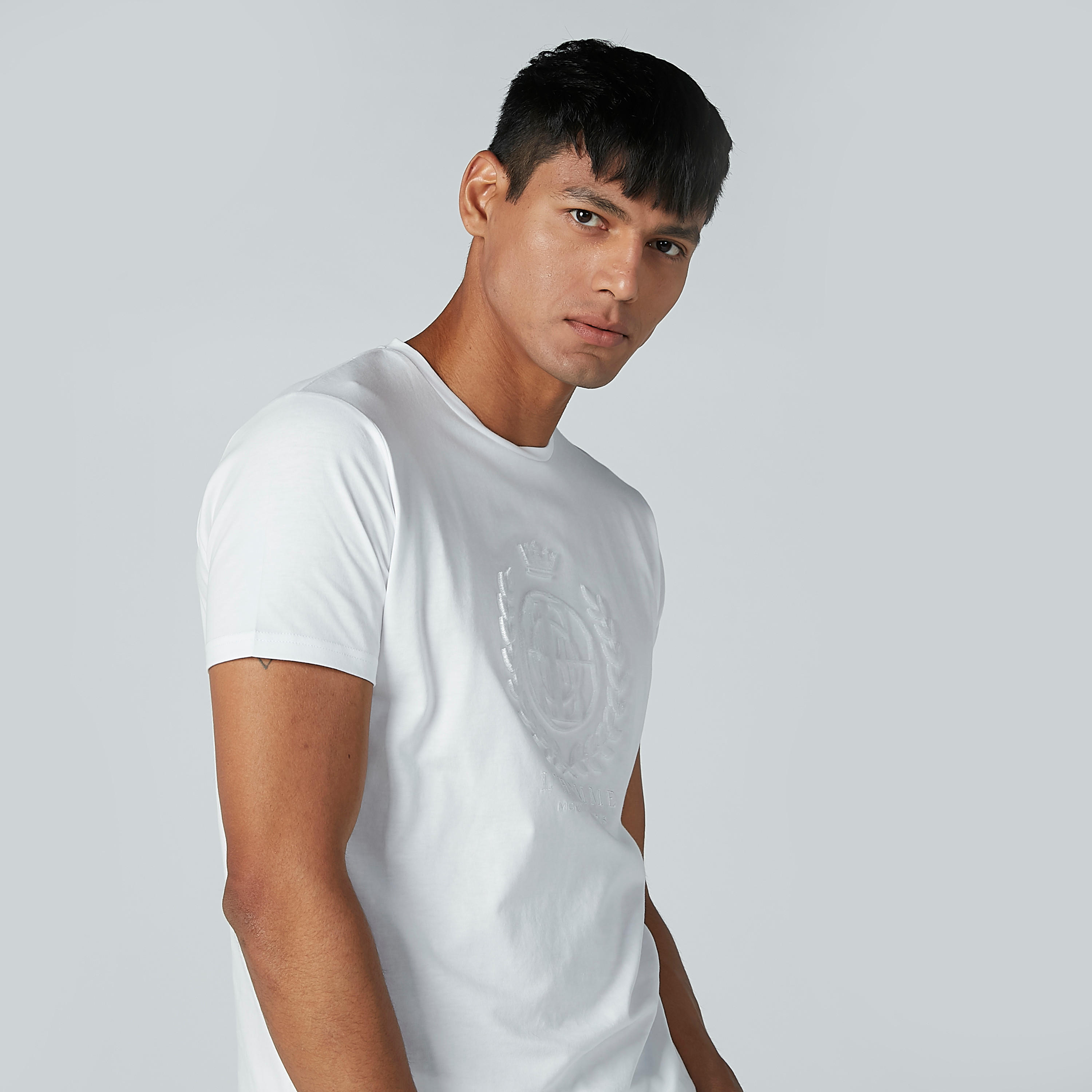 تيشيرت مطرّز بأكمام قصيرة وياقة مستديرة من لوم-men-clothing-tshirtsandpolos-tshirts-image-1