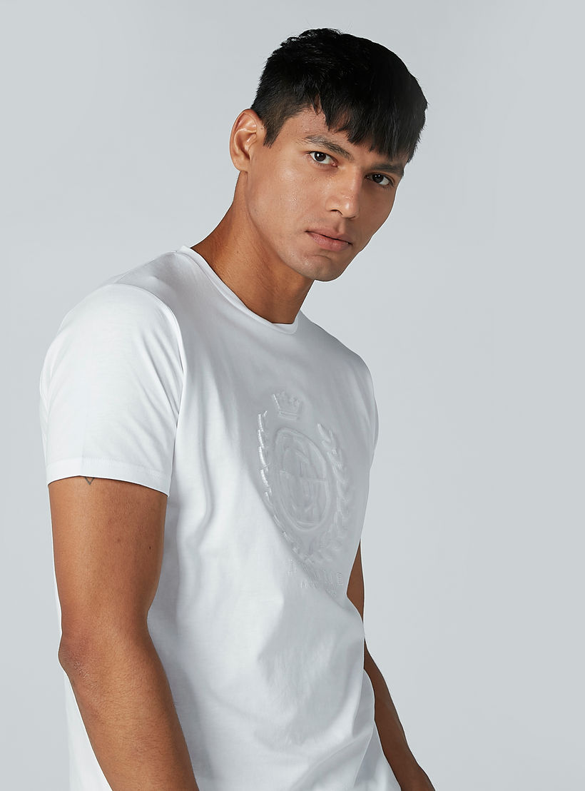 تيشيرت مطرّز بأكمام قصيرة وياقة مستديرة من لوم-men-clothing-tshirtsandpolos-tshirts-image-1