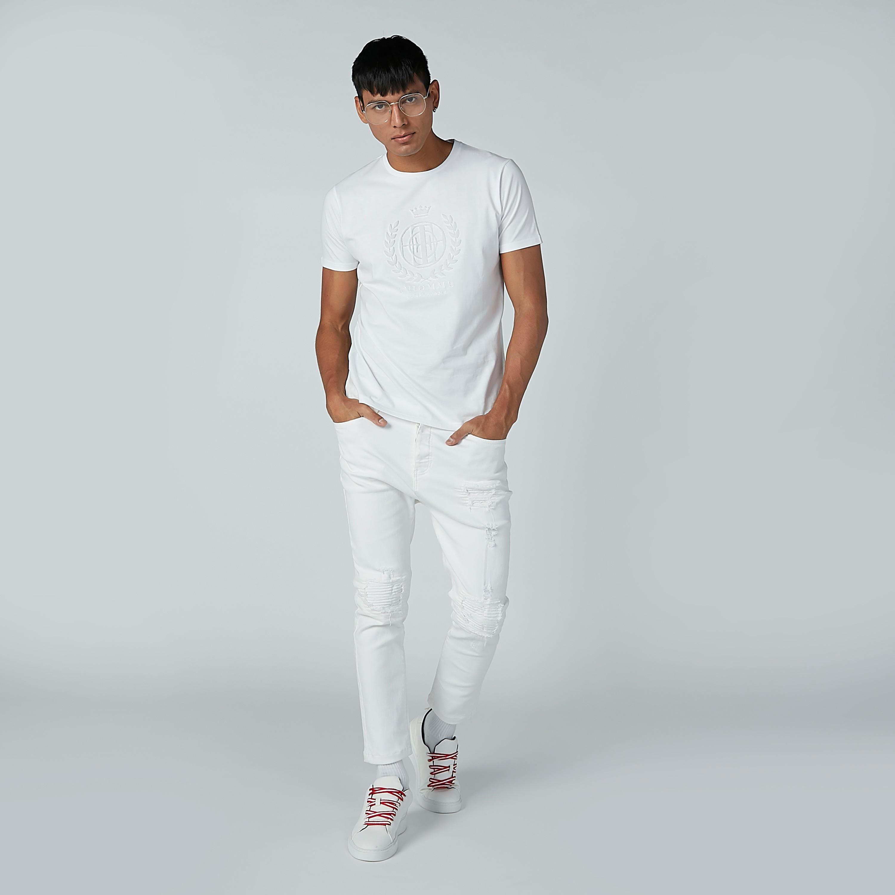 تيشيرت مطرّز بأكمام قصيرة وياقة مستديرة من لوم-men-clothing-tshirtsandpolos-tshirts-image-2