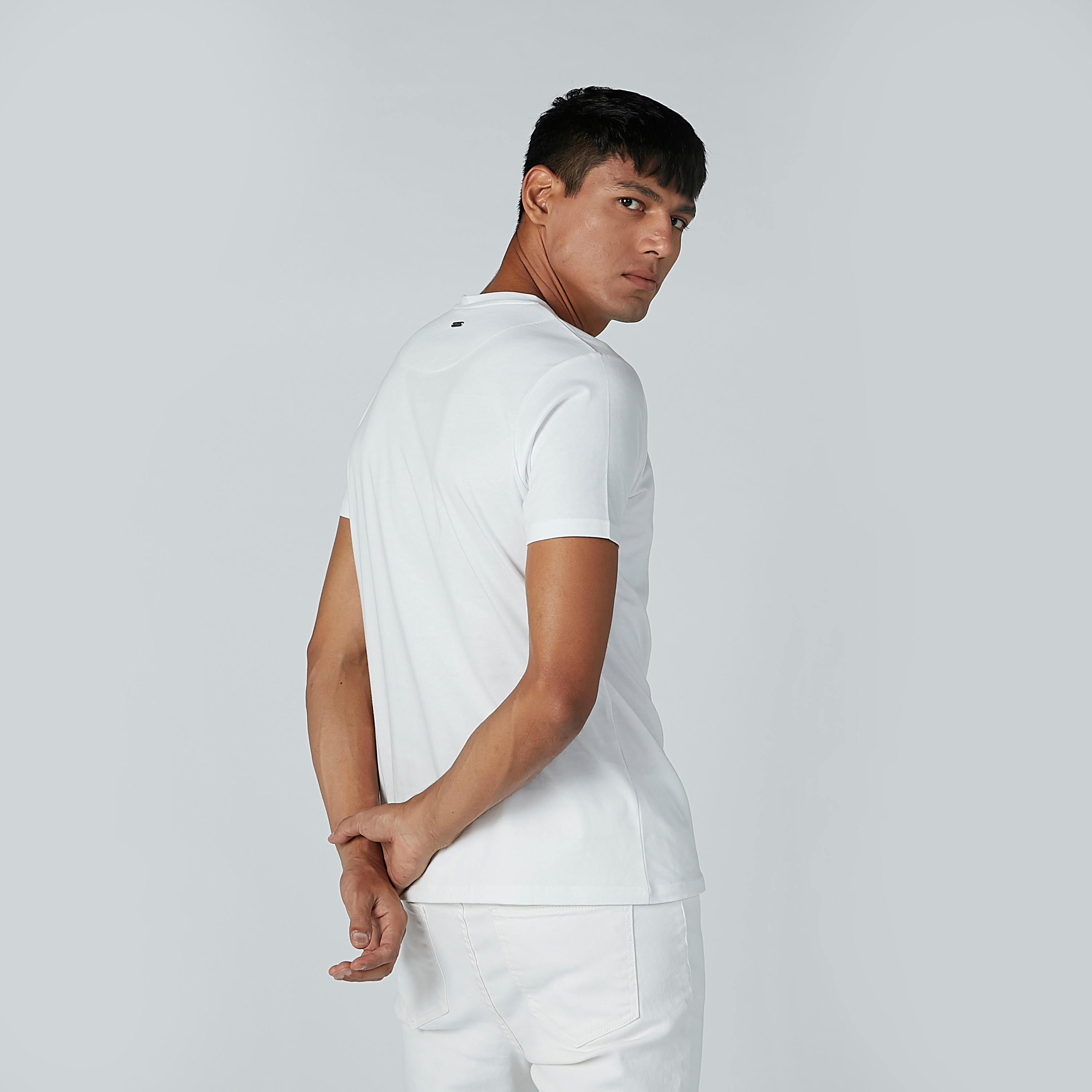 تيشيرت مطرّز بأكمام قصيرة وياقة مستديرة من لوم-men-clothing-tshirtsandpolos-tshirts-image-3