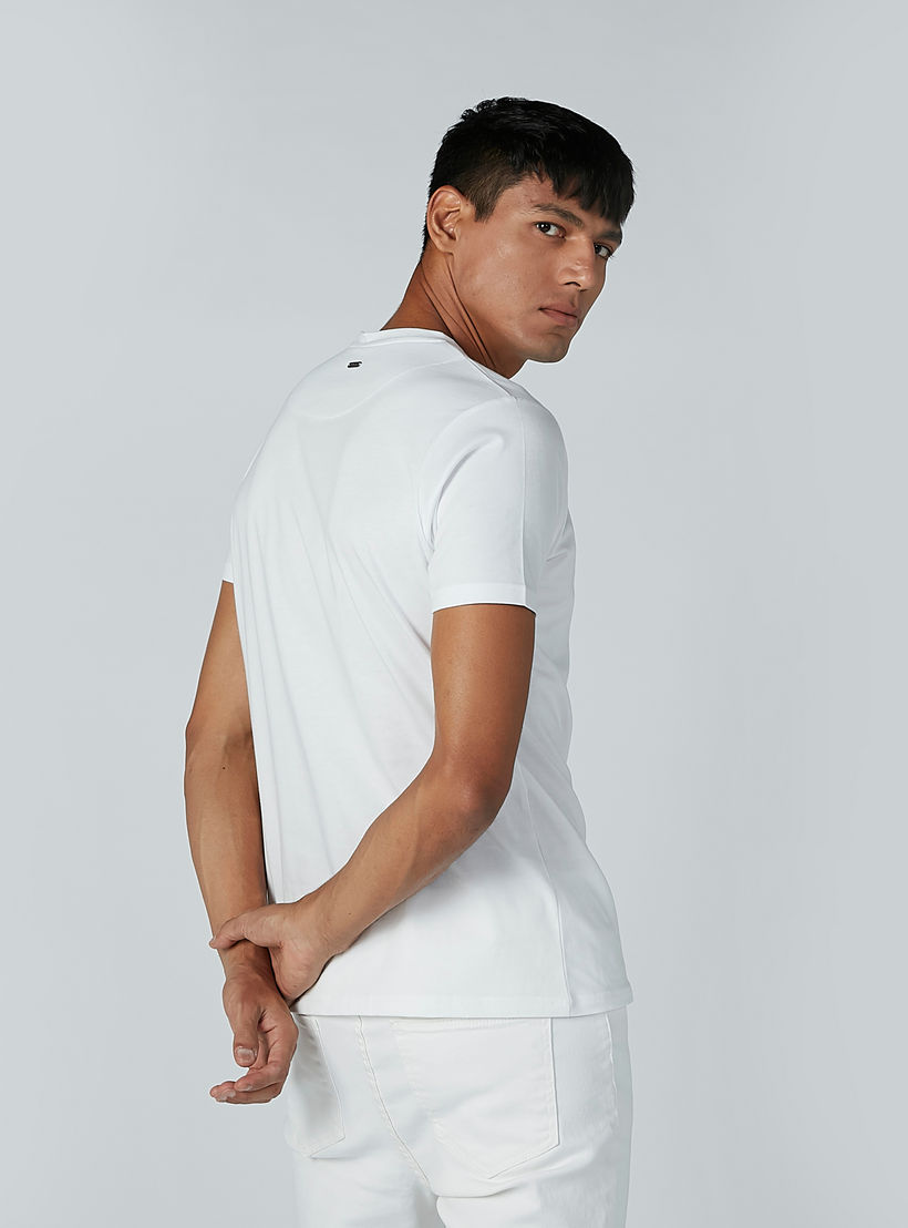 تيشيرت مطرّز بأكمام قصيرة وياقة مستديرة من لوم-men-clothing-tshirtsandpolos-tshirts-image-3
