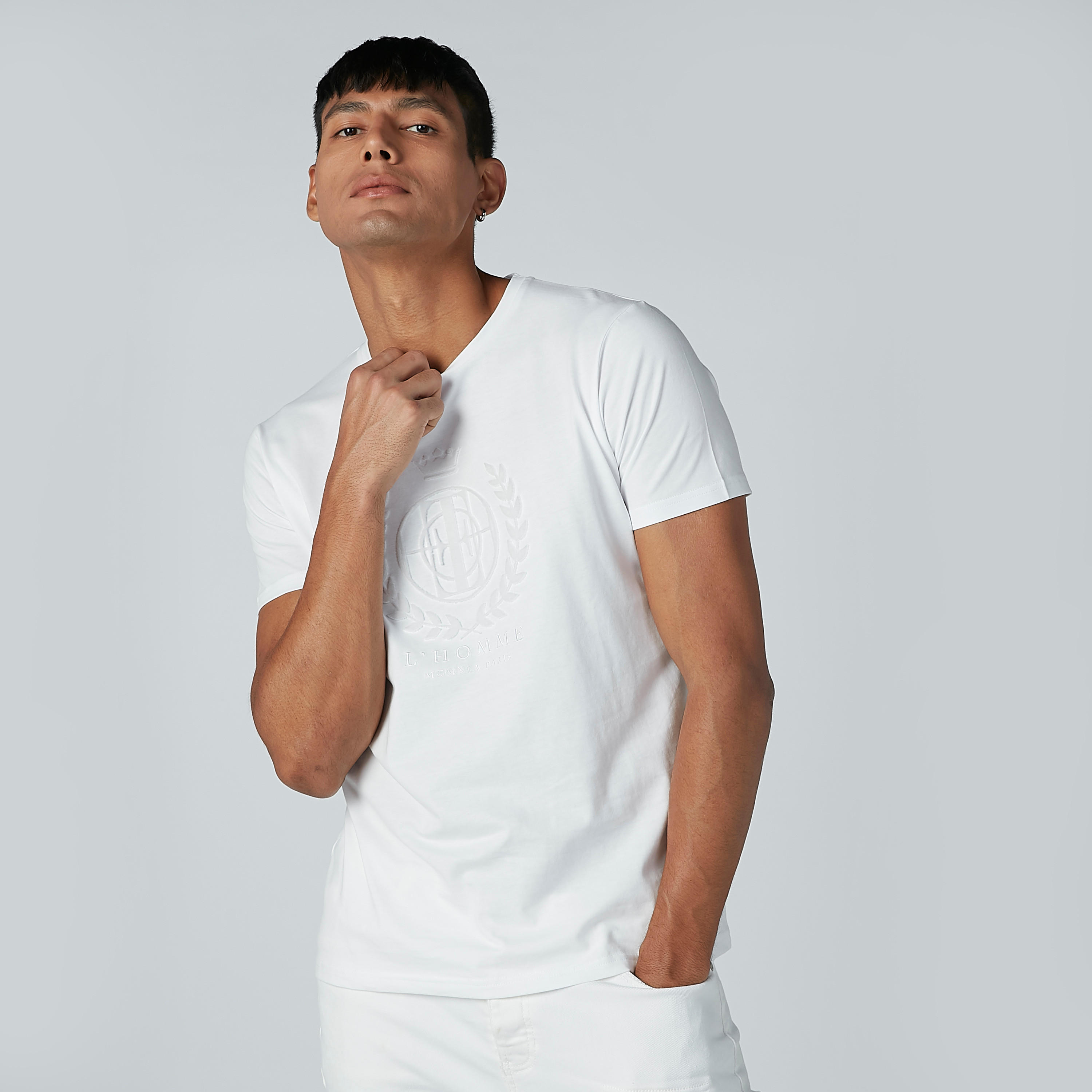 تيشيرت مطرّز بأكمام قصيرة وياقة مستديرة من لوم-men-clothing-tshirtsandpolos-tshirts-image-4