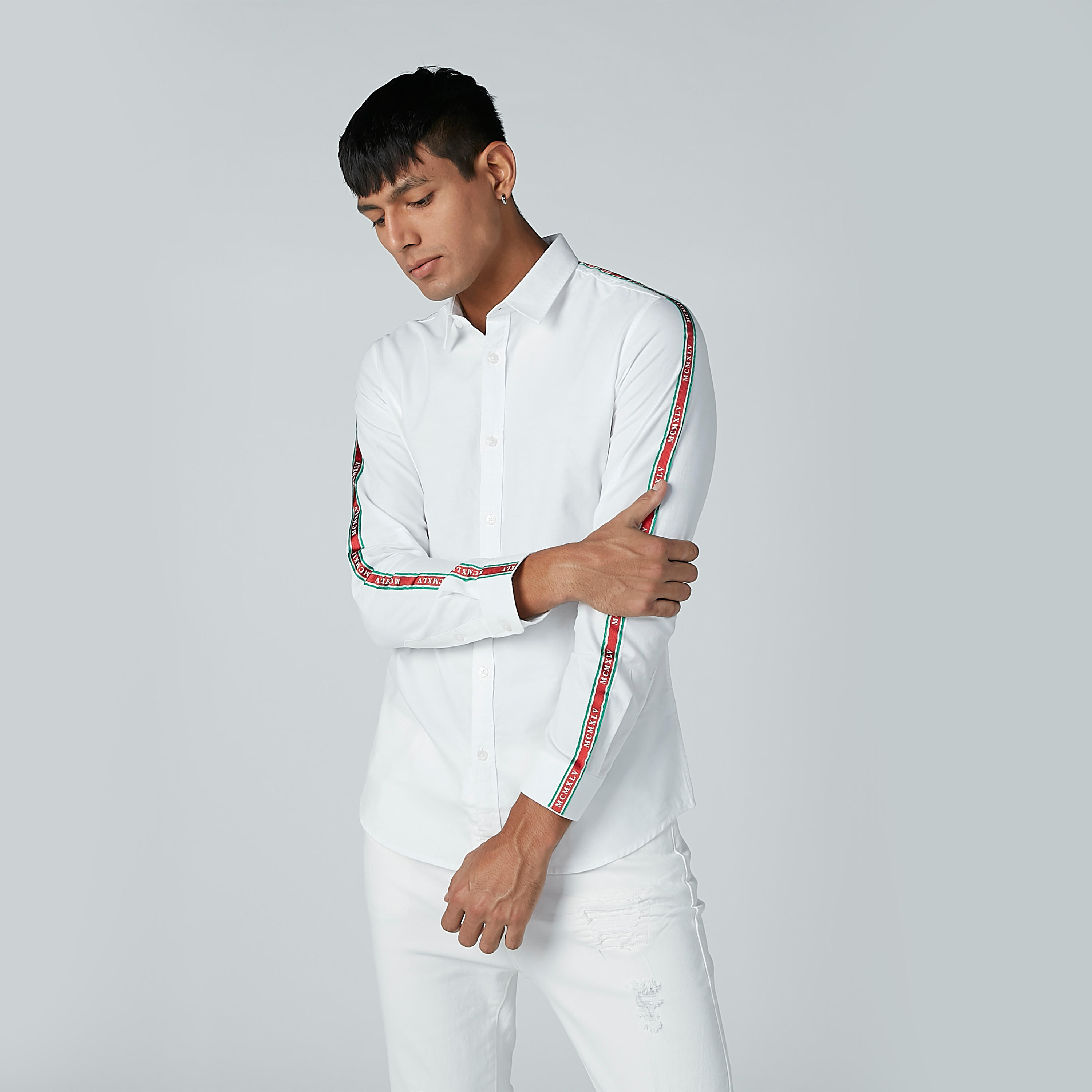 قميص بياقة واسعة وأكمام طويلة وشريطة من لوم-men-clothing-shirts-image-1
