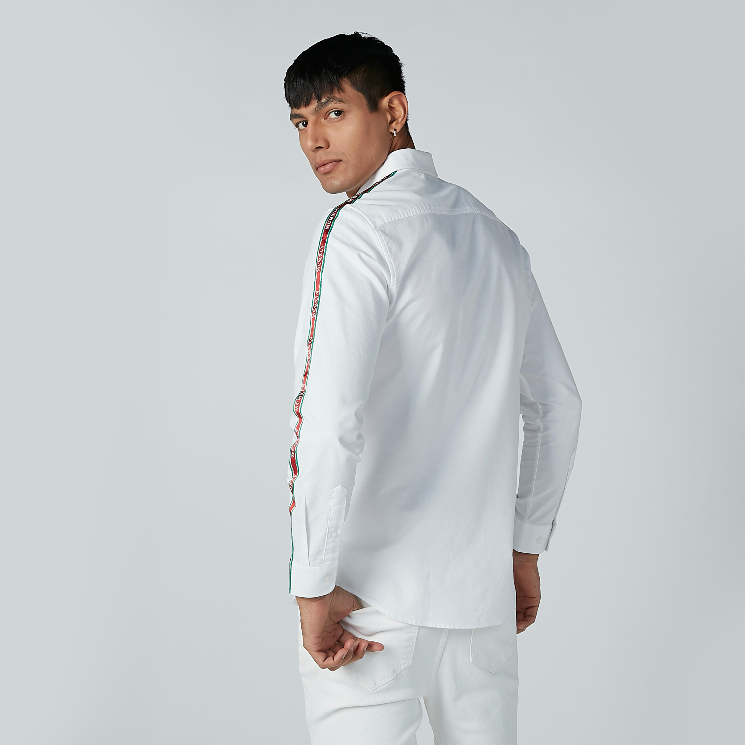 قميص بياقة واسعة وأكمام طويلة وشريطة من لوم-men-clothing-shirts-image-5