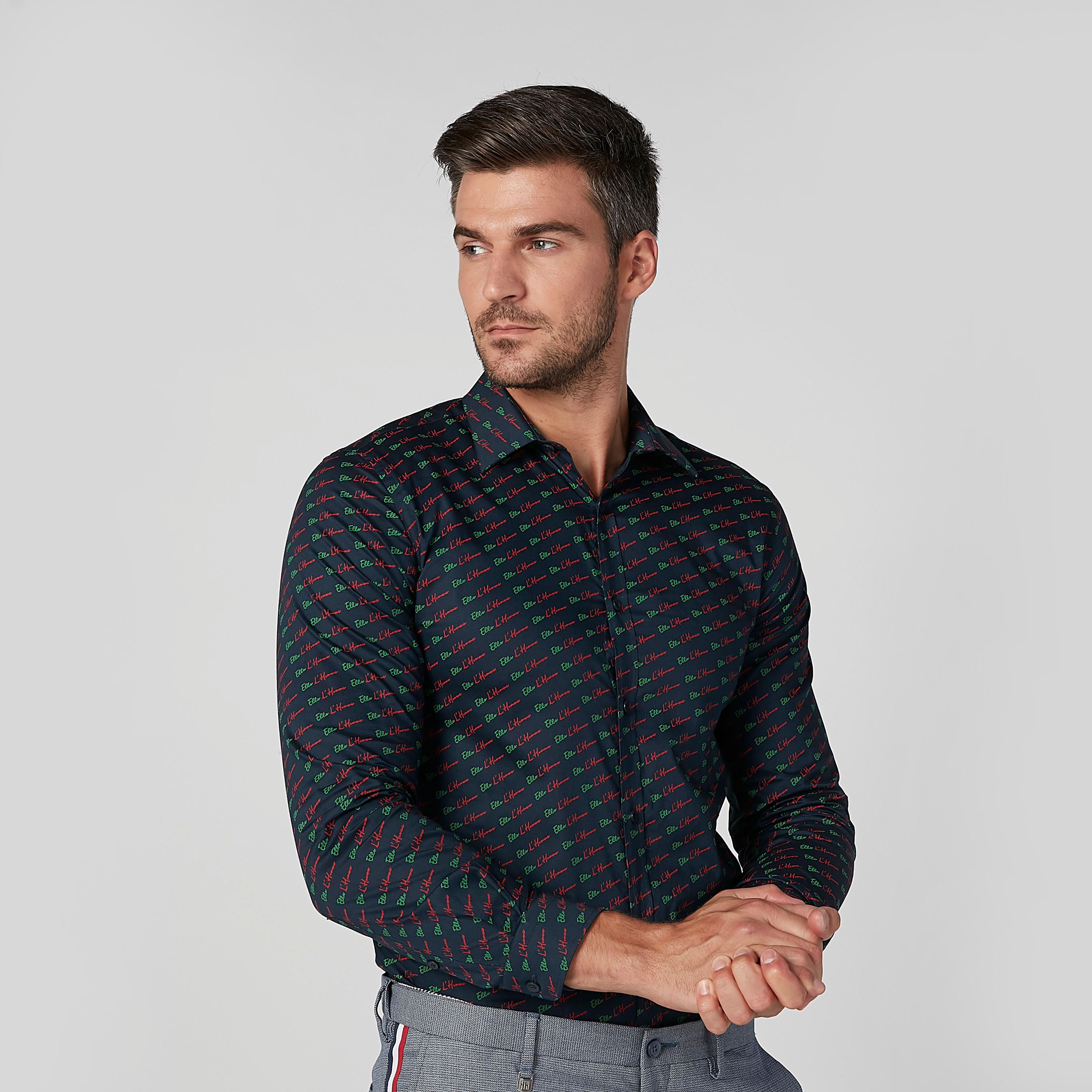 قميص بقصّة سليم وياقة عاديّة وطبعات من لوم-men-clothing-shirts-image-2