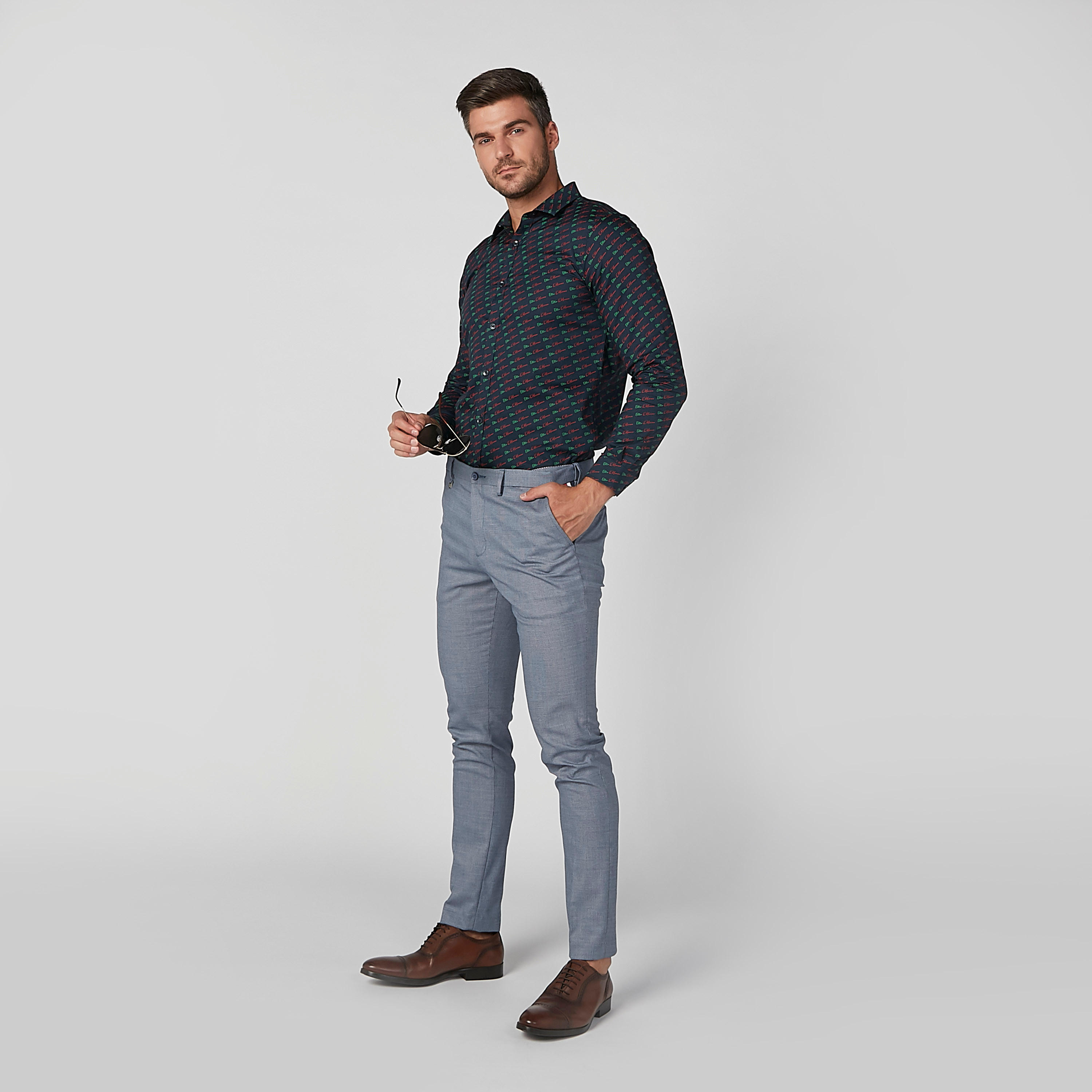 قميص بقصّة سليم وياقة عاديّة وطبعات من لوم-men-clothing-shirts-image-3