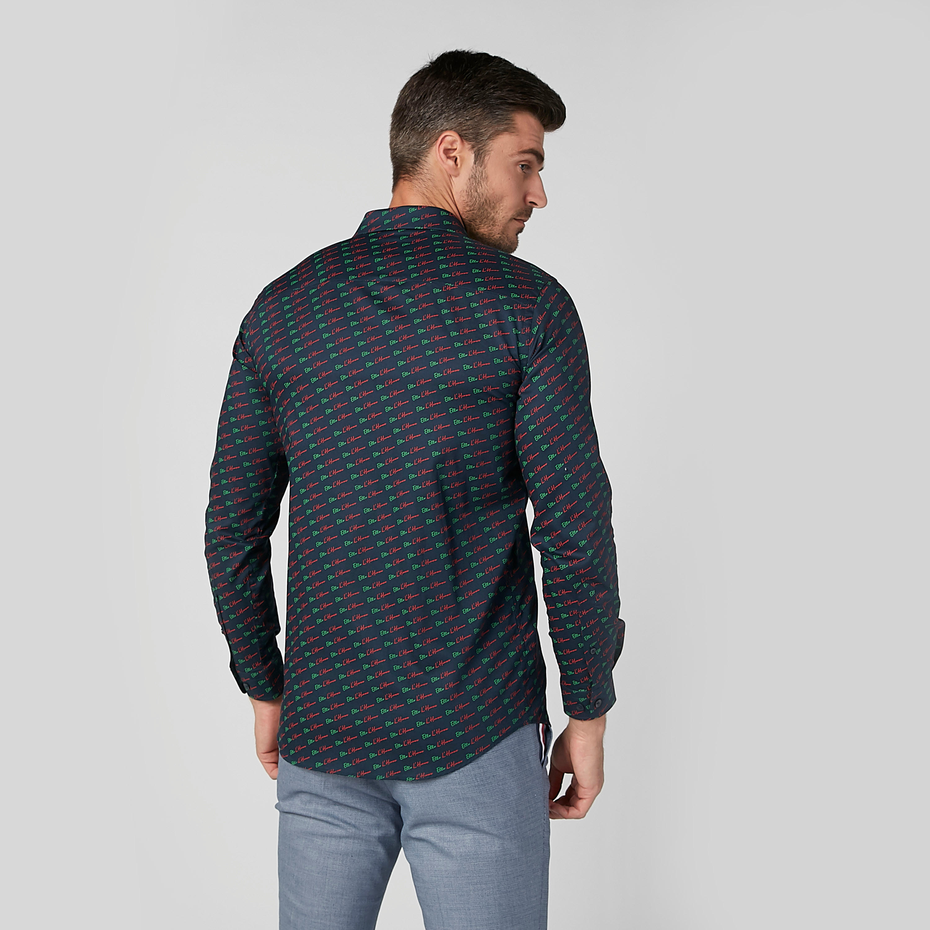 قميص بقصّة سليم وياقة عاديّة وطبعات من لوم-men-clothing-shirts-image-5