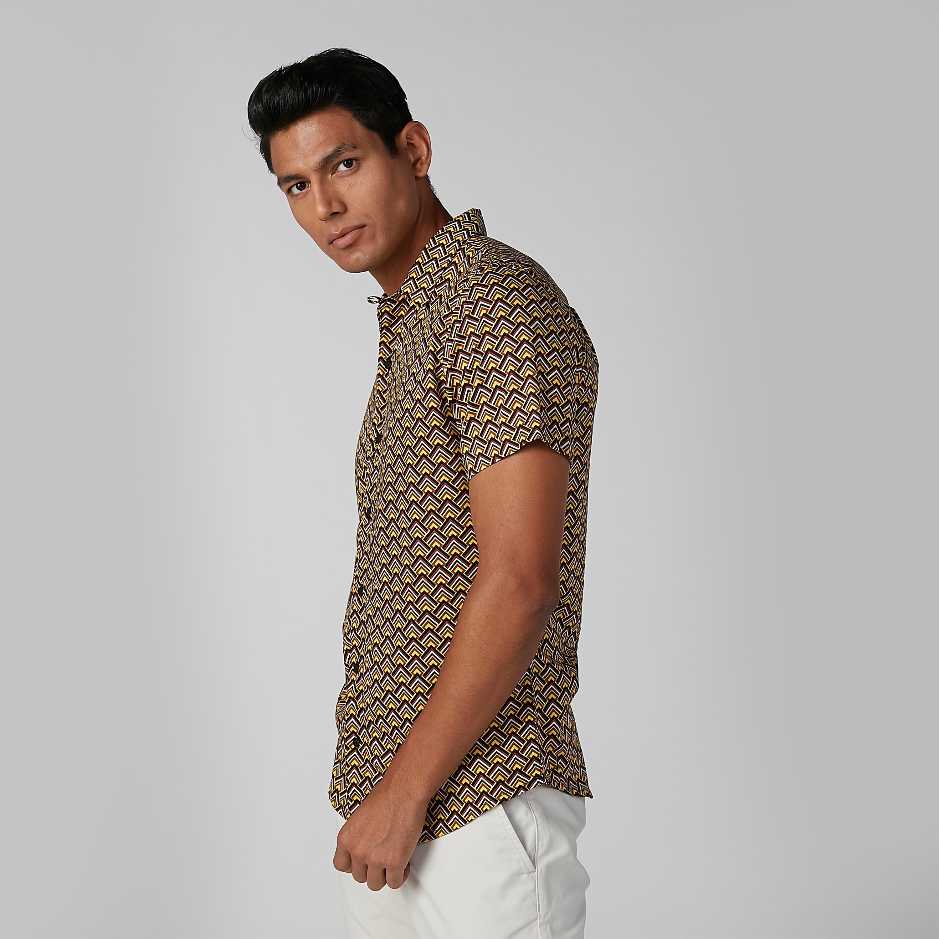 قميص بياقة عادية وأكمام قصيرة وطبعات من لوم-men-clothing-shirts-image-1