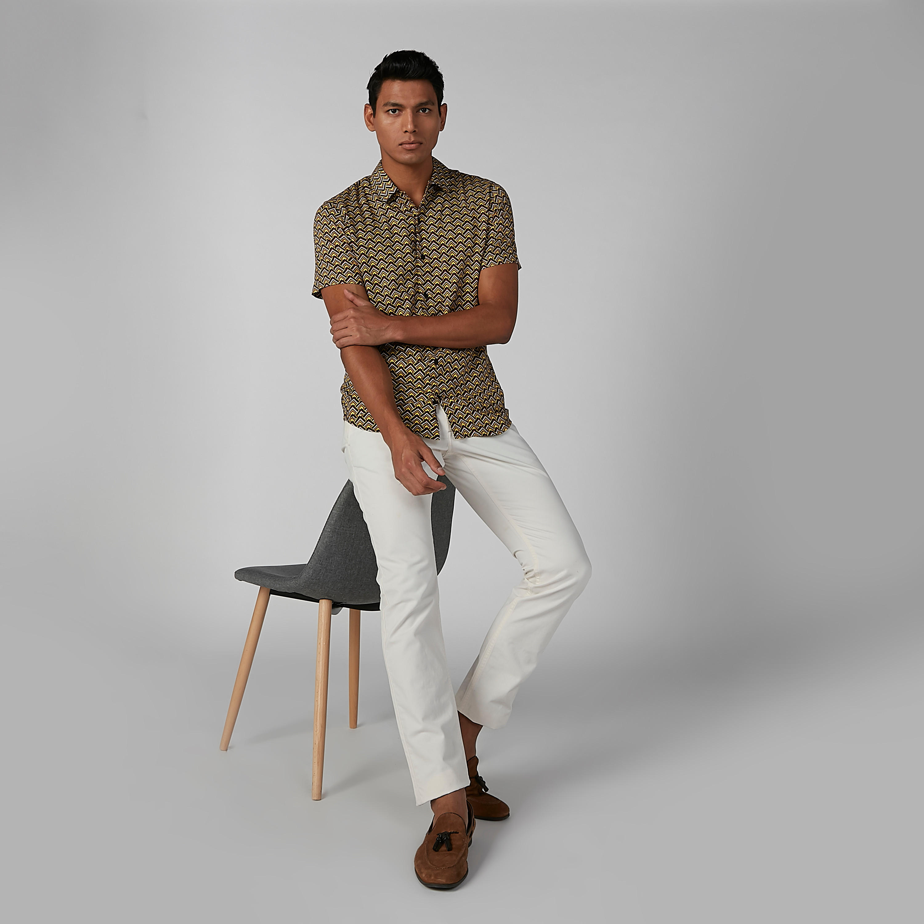 قميص بياقة عادية وأكمام قصيرة وطبعات من لوم-men-clothing-shirts-image-2